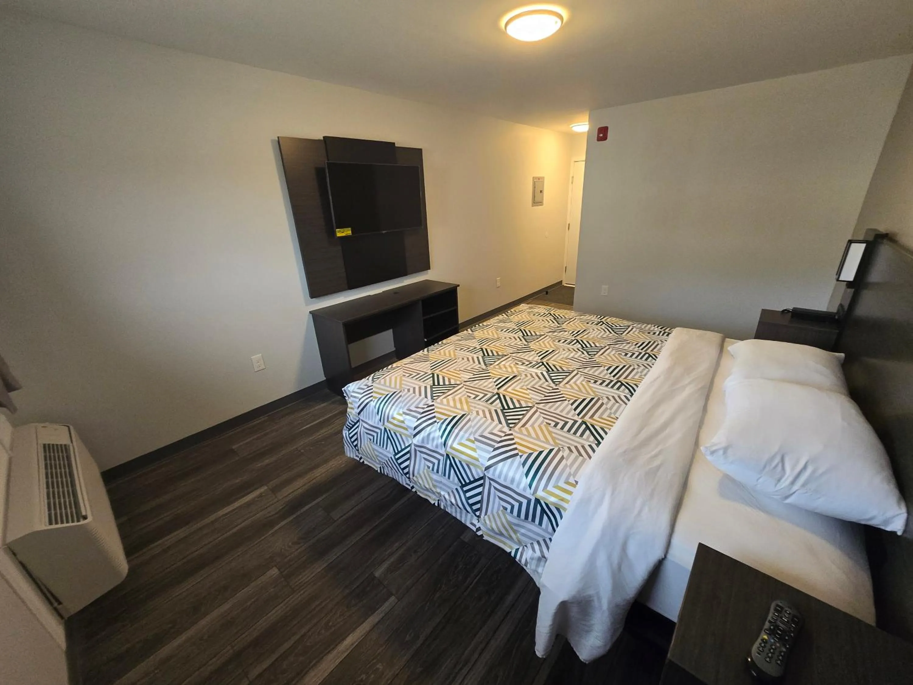 Photo of the whole room, Bed in Motel 6 East Windsor, NJ Hightstown