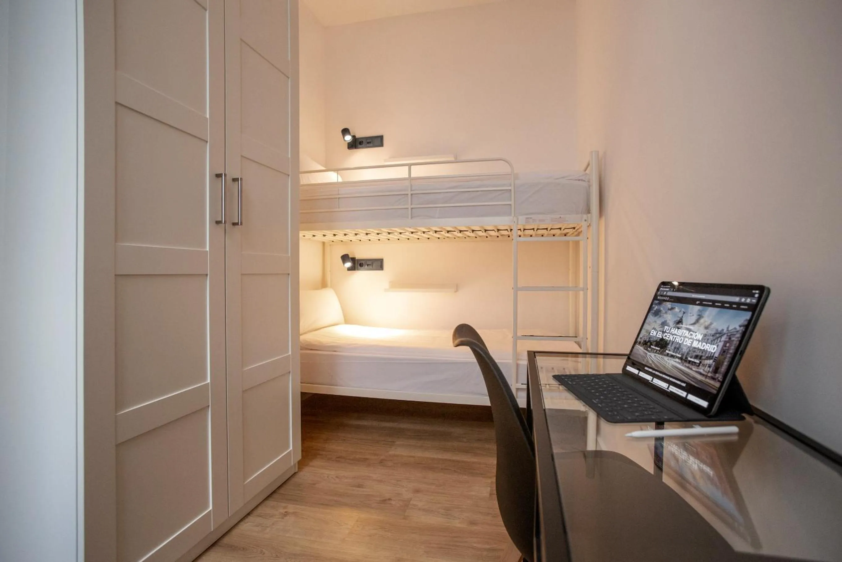 Seating area, Bed in Woohoo Rooms Fuencarral