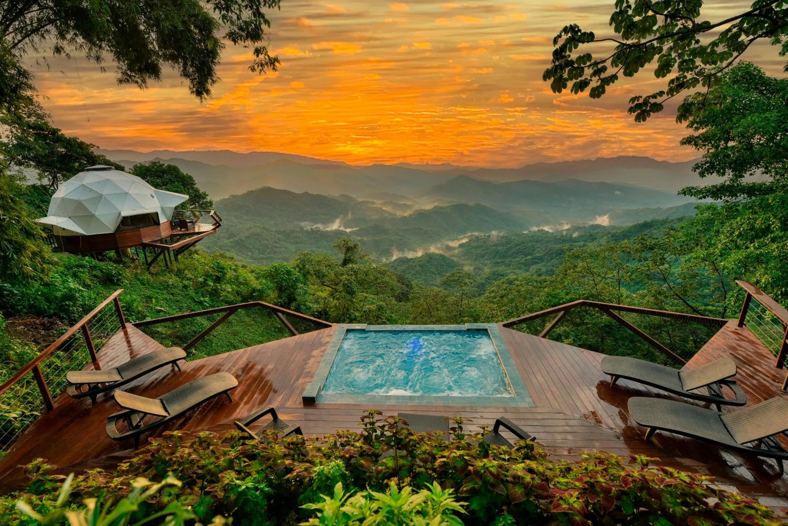 Hot Tub in Trekker Glamping - EcoLodge Boutique