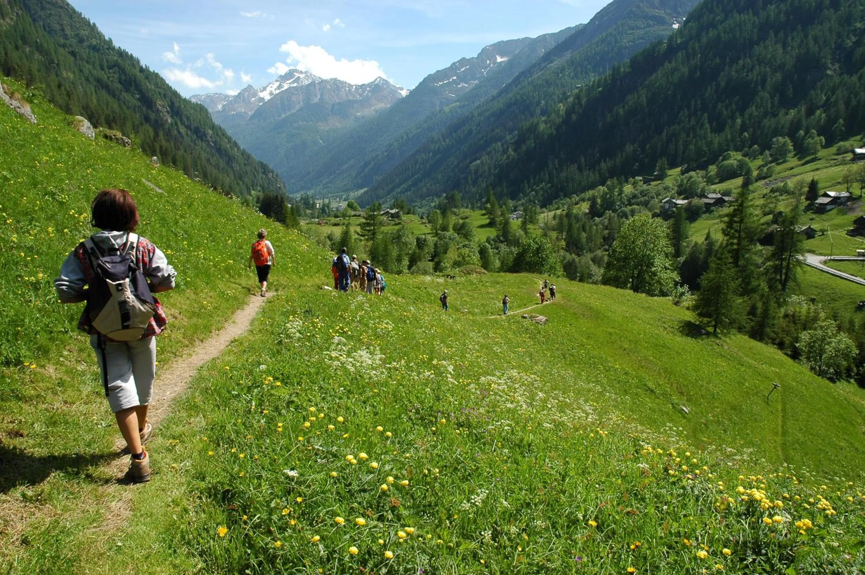 Hiking in Le Petit Coeur Residence De Montagne