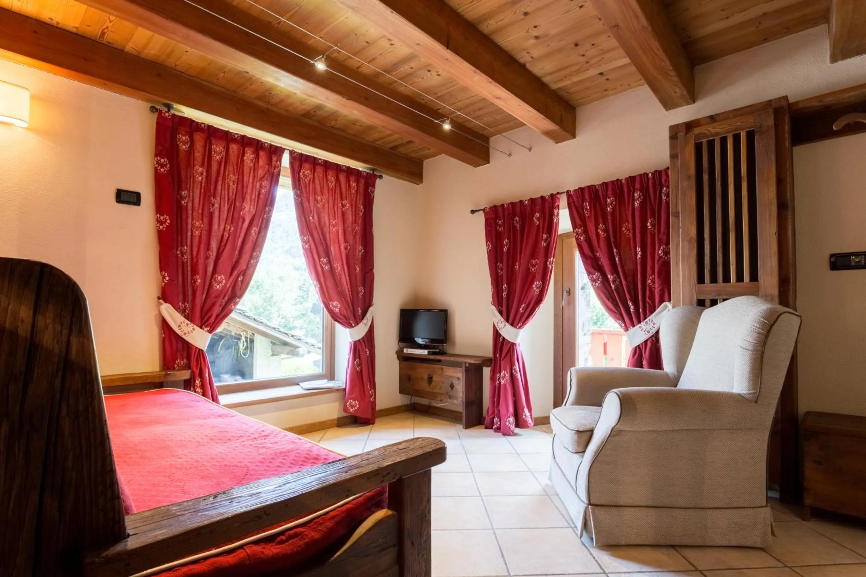 Balcony/Terrace, Bed in Le Petit Coeur Residence De Montagne