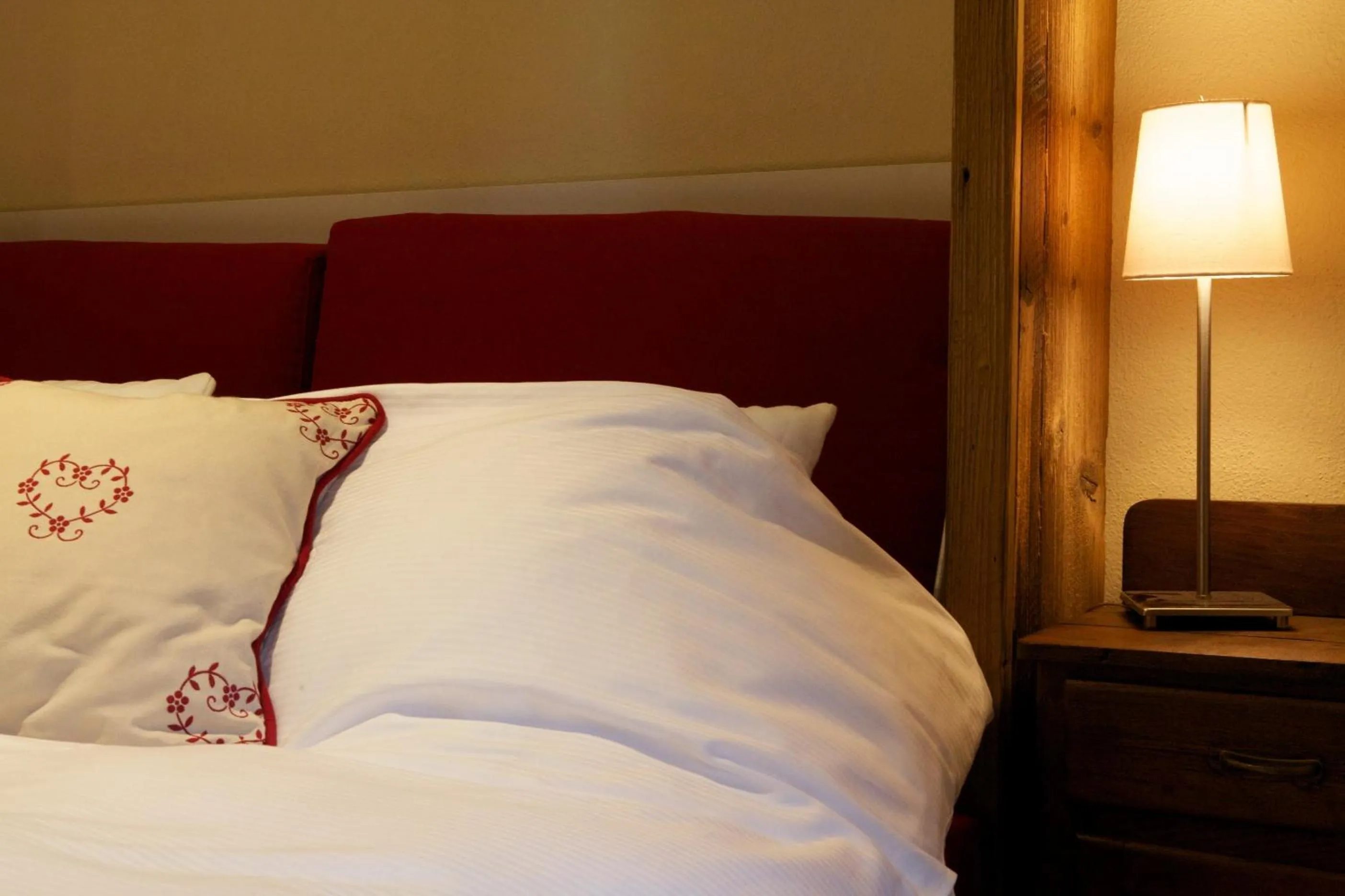 Decorative detail, Bed in Le Petit Coeur Residence De Montagne