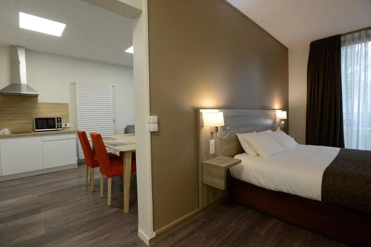 Bed in Brit Hotel du Lac