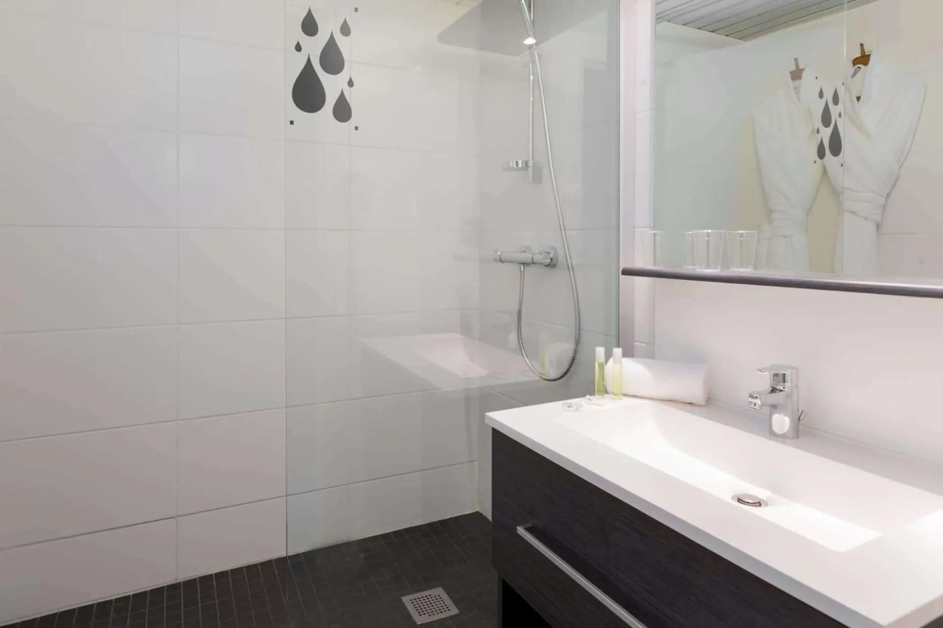 Bathroom in Brit Hotel du Lac