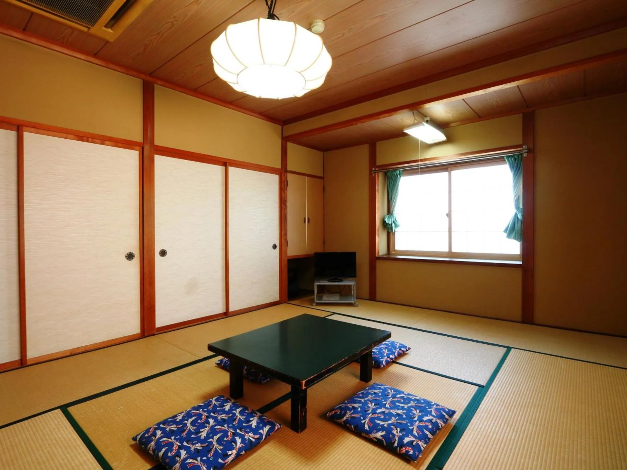 Photo of the whole room in Hakuraiso