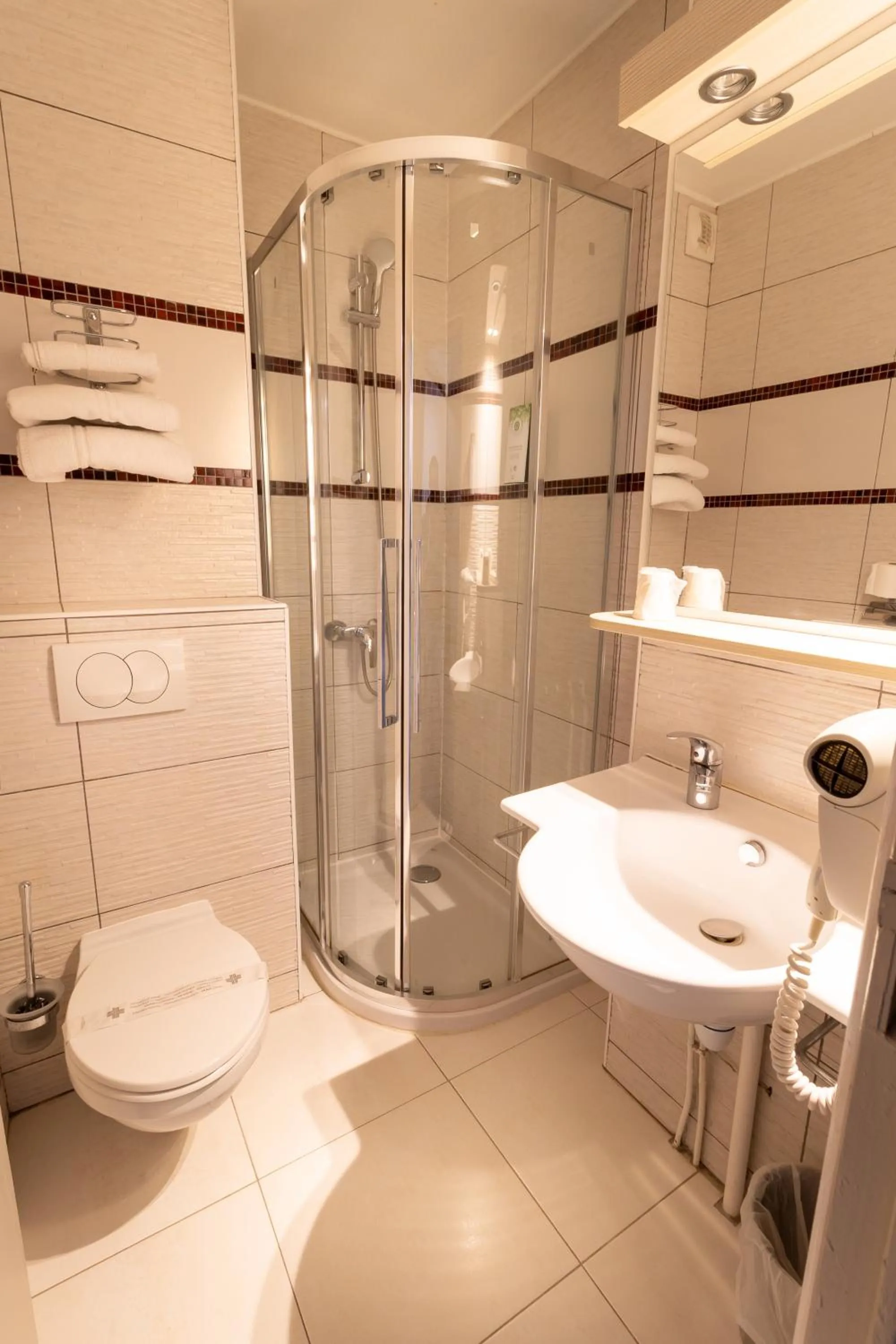 Shower in Kyriad Auxerre Appoigny