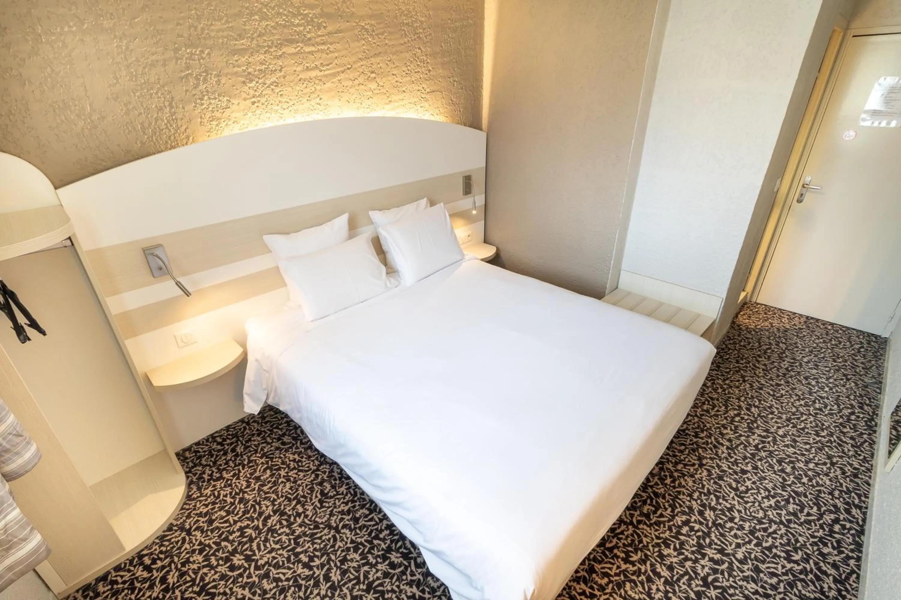 Bed in Kyriad Auxerre Appoigny