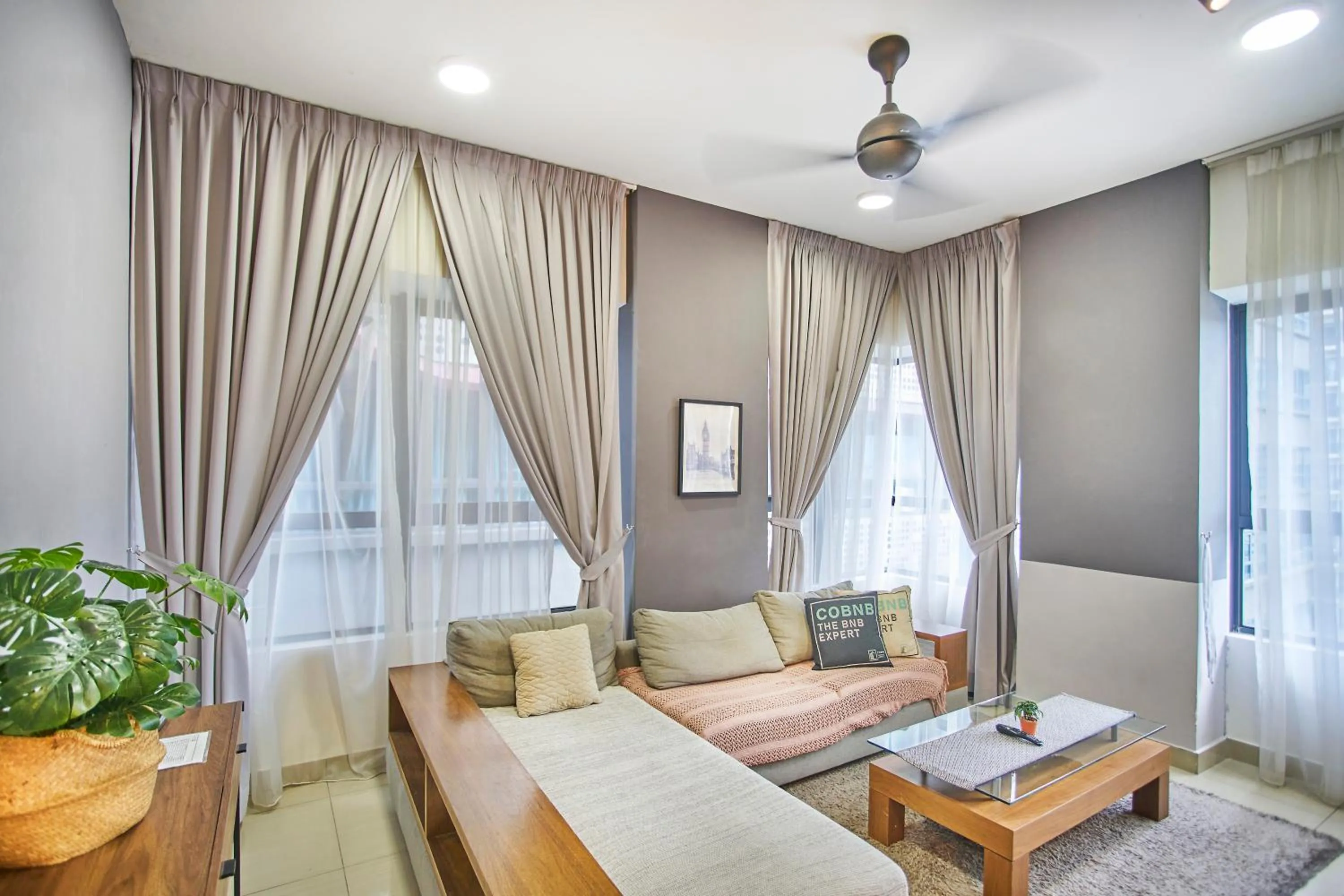 Living room in Arte Plus KLCC Designer Suites by Cobnb