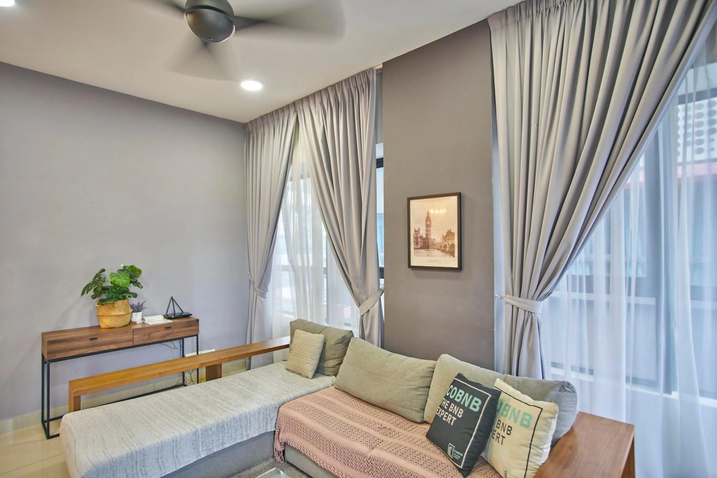 Living room, Bed in Arte Plus KLCC Designer Suites by Cobnb