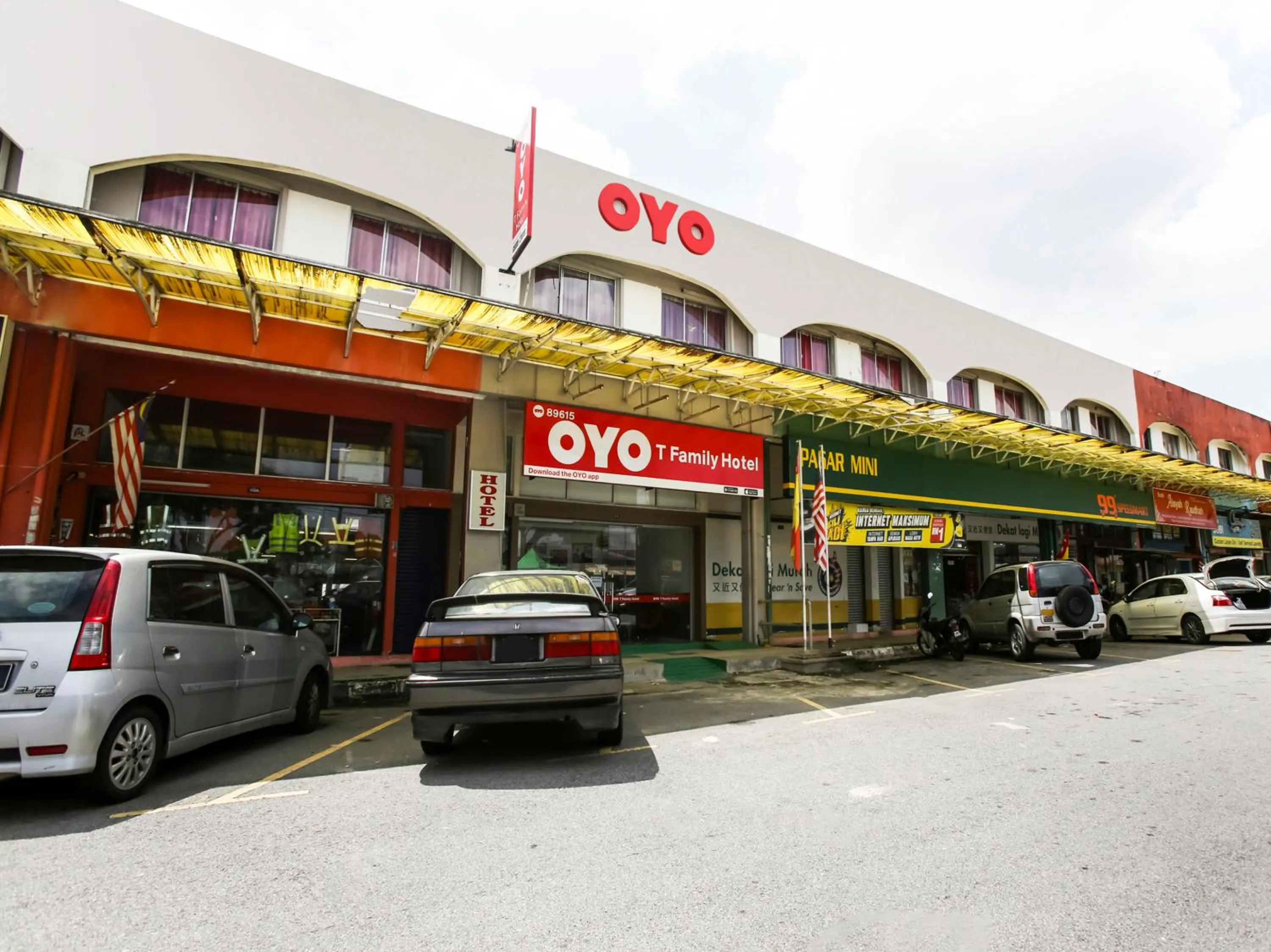 Facade/entrance, Property Building in OYO 89615 T Family Hotel