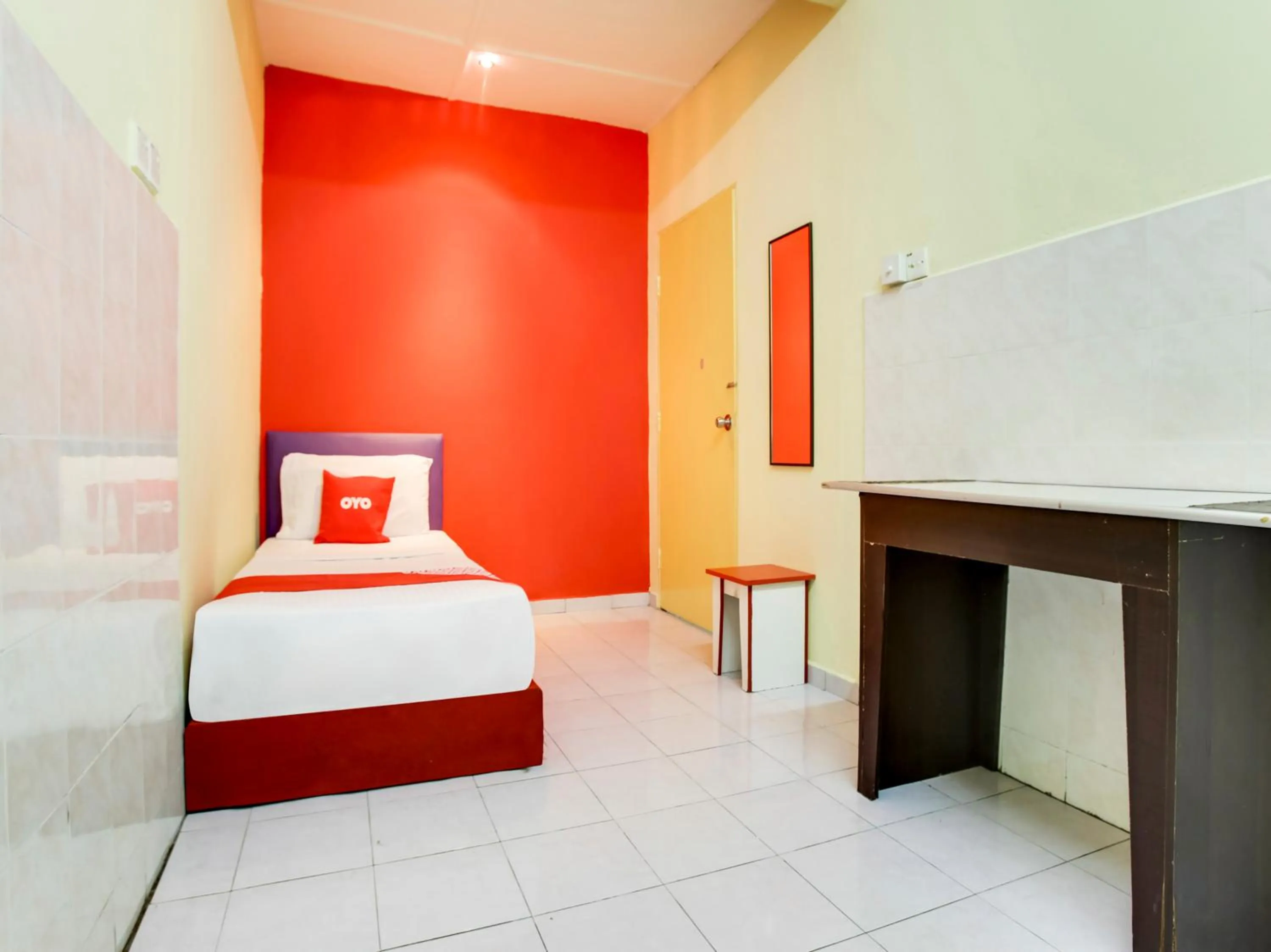 Bedroom in OYO 89615 T Family Hotel