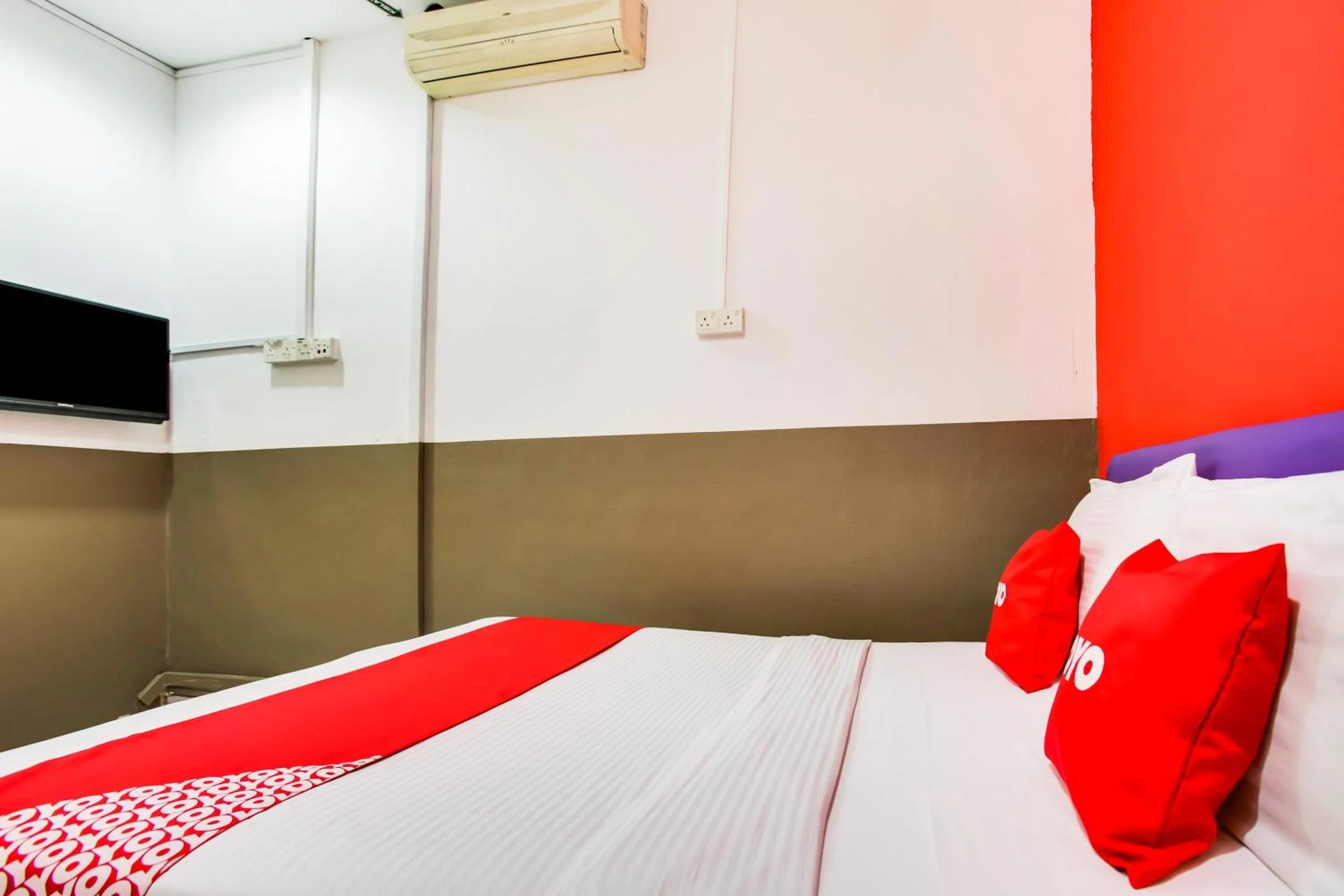 Bedroom in OYO 89615 T Family Hotel