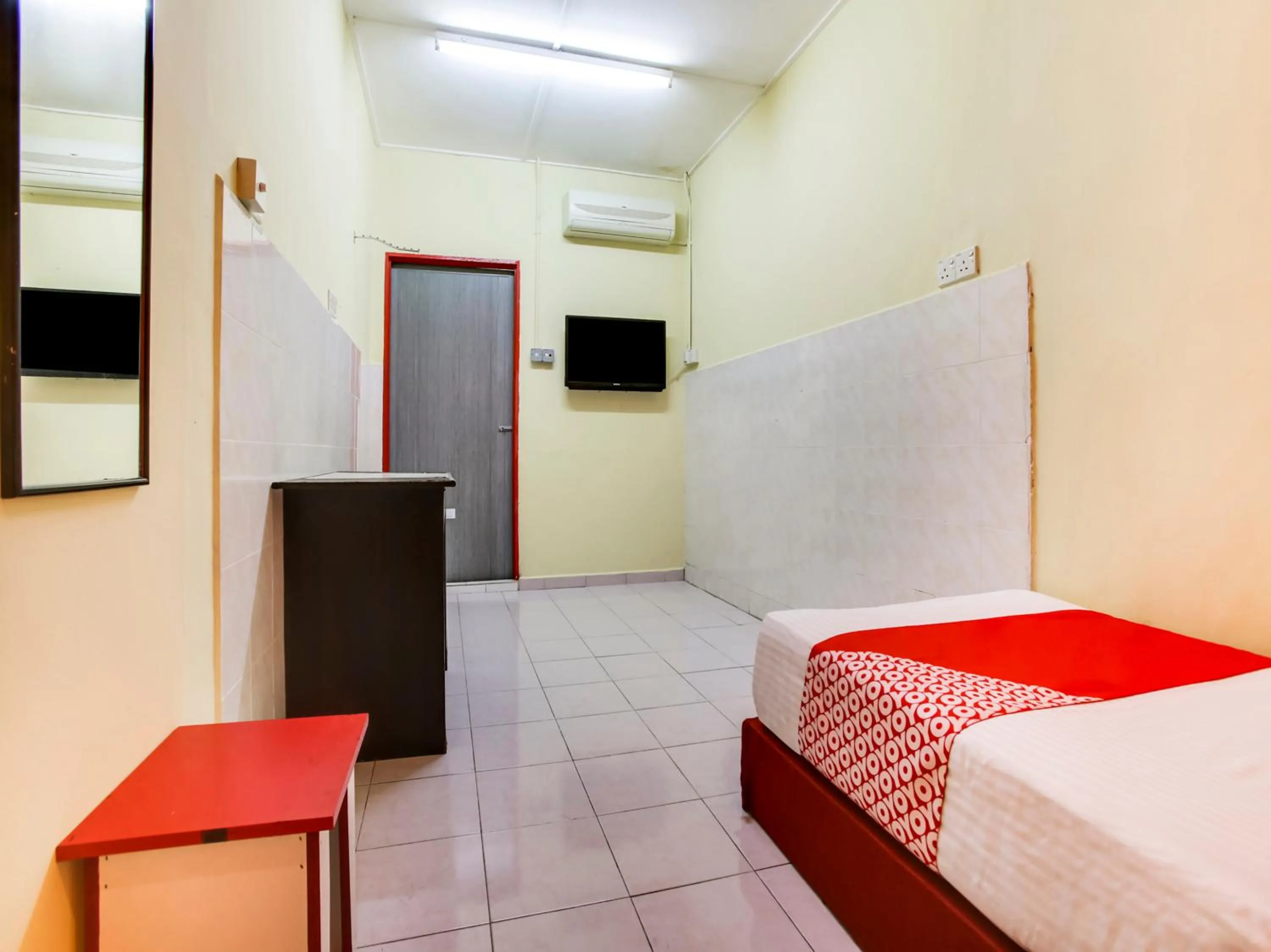 TV and multimedia, TV/Entertainment Center in OYO 89615 T Family Hotel