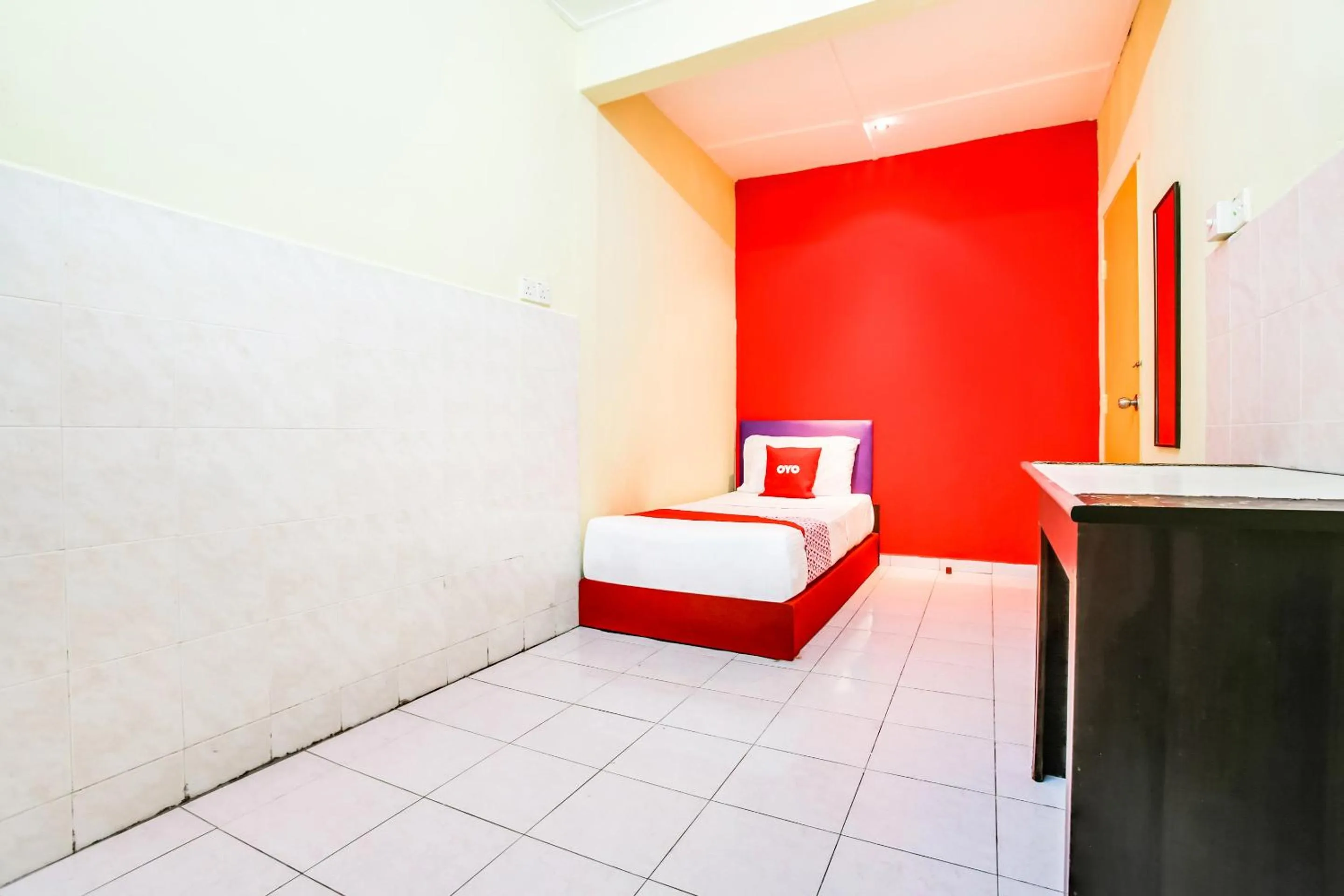 Bedroom in OYO 89615 T Family Hotel