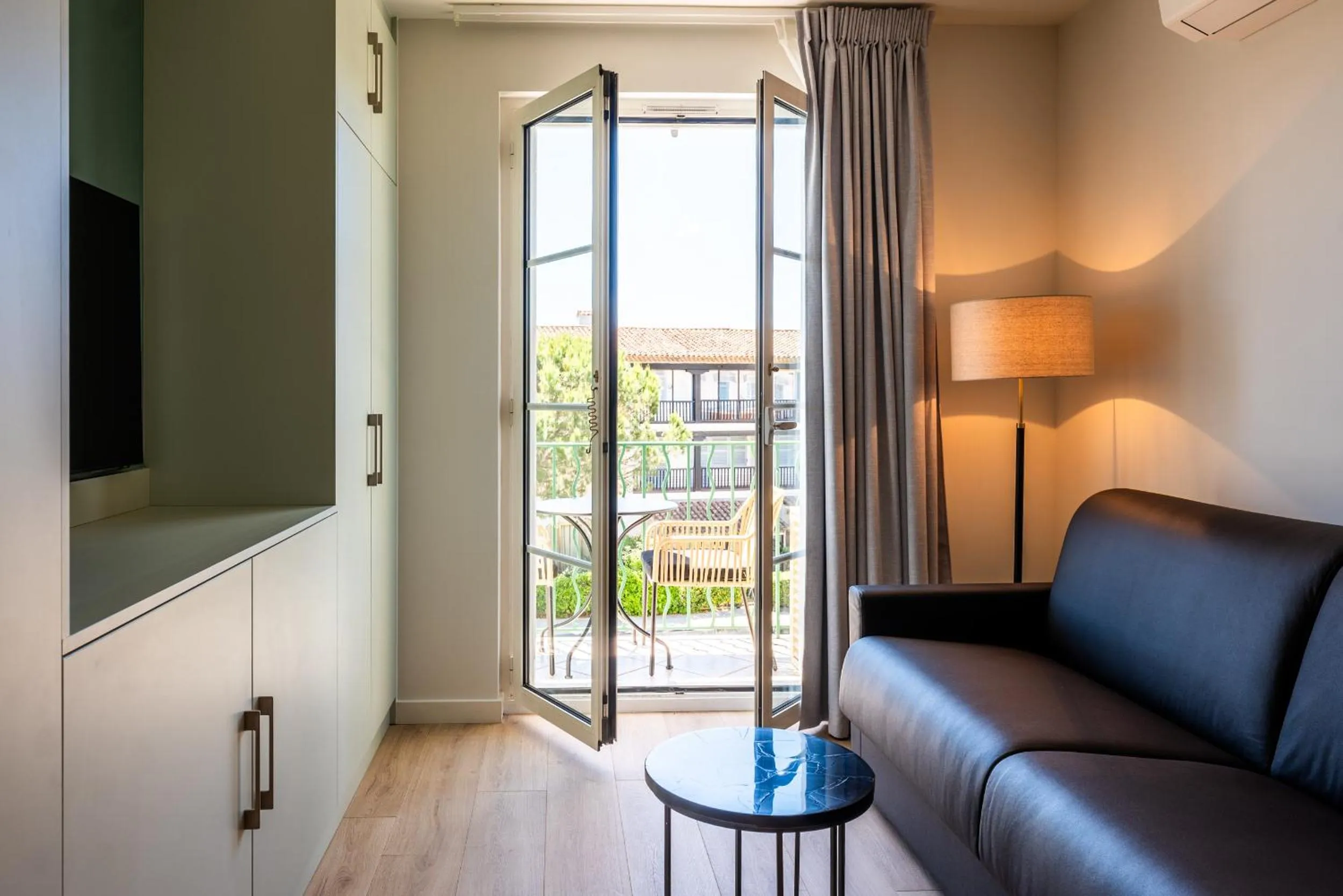 Living room in Le Suffren Hôtel