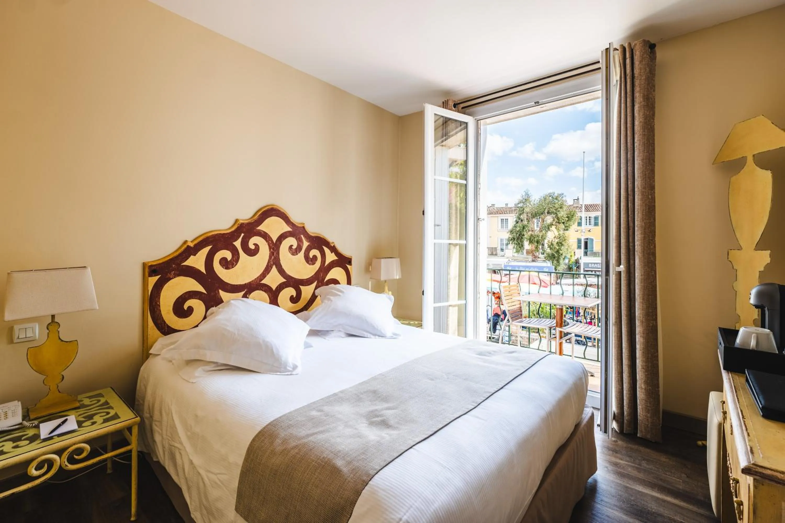 Bedroom in Le Suffren Hôtel