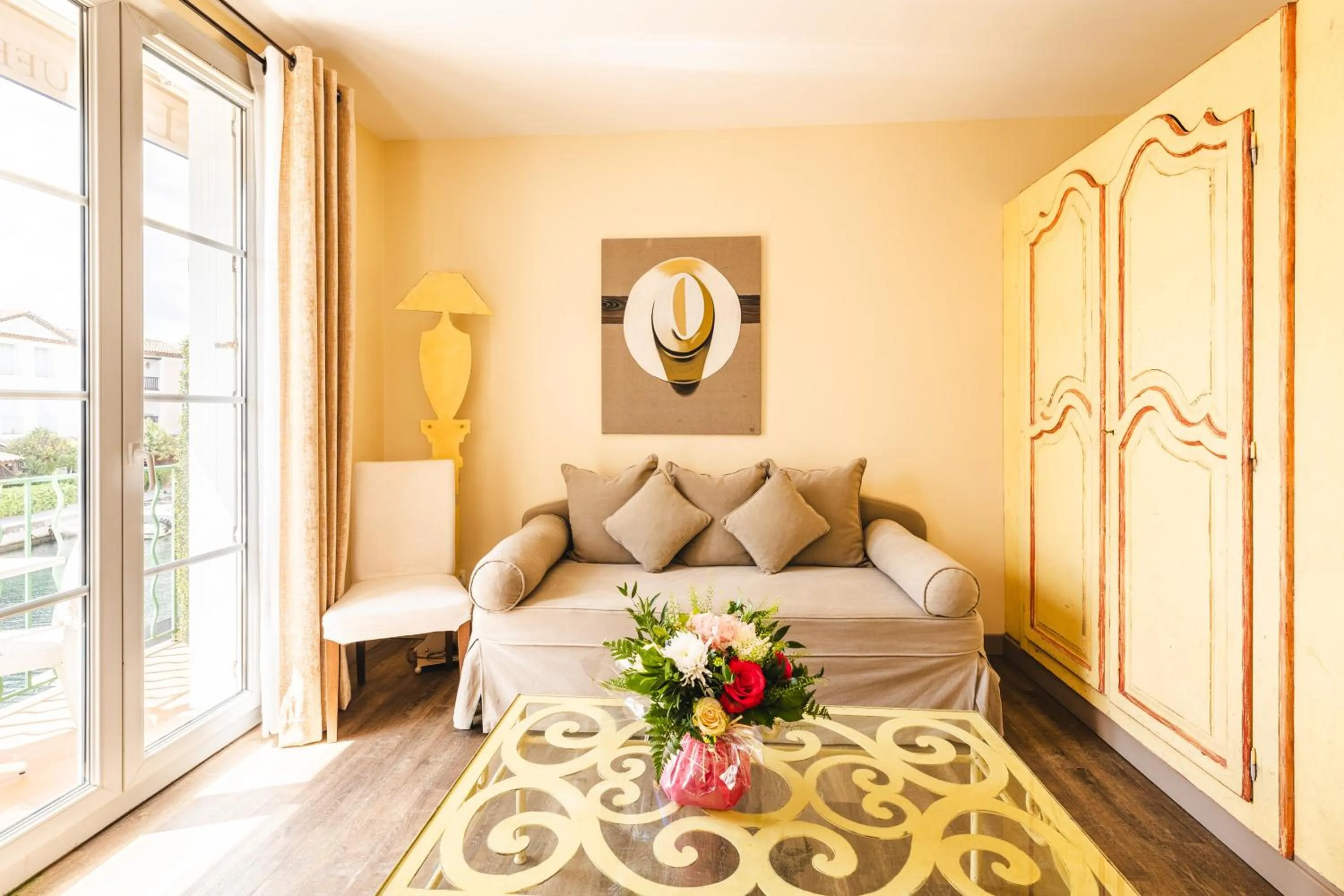 Seating area in Le Suffren Hôtel