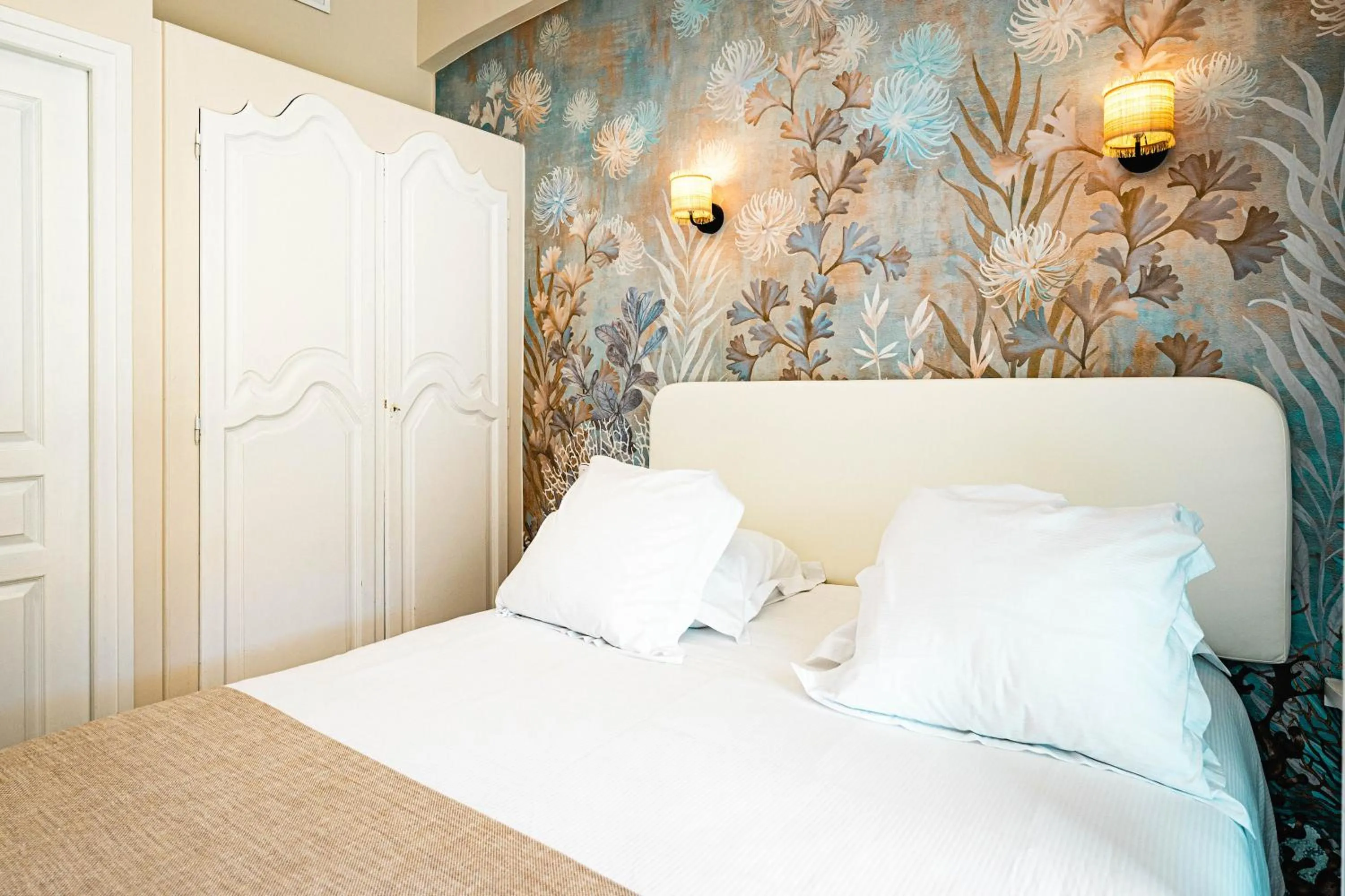 Bedroom, Bed in Le Suffren Hôtel