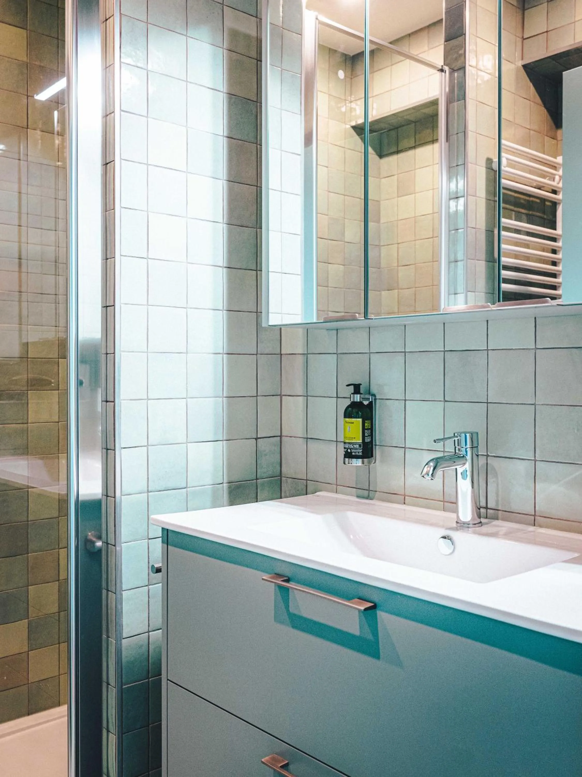 Bathroom in Le Suffren Hôtel