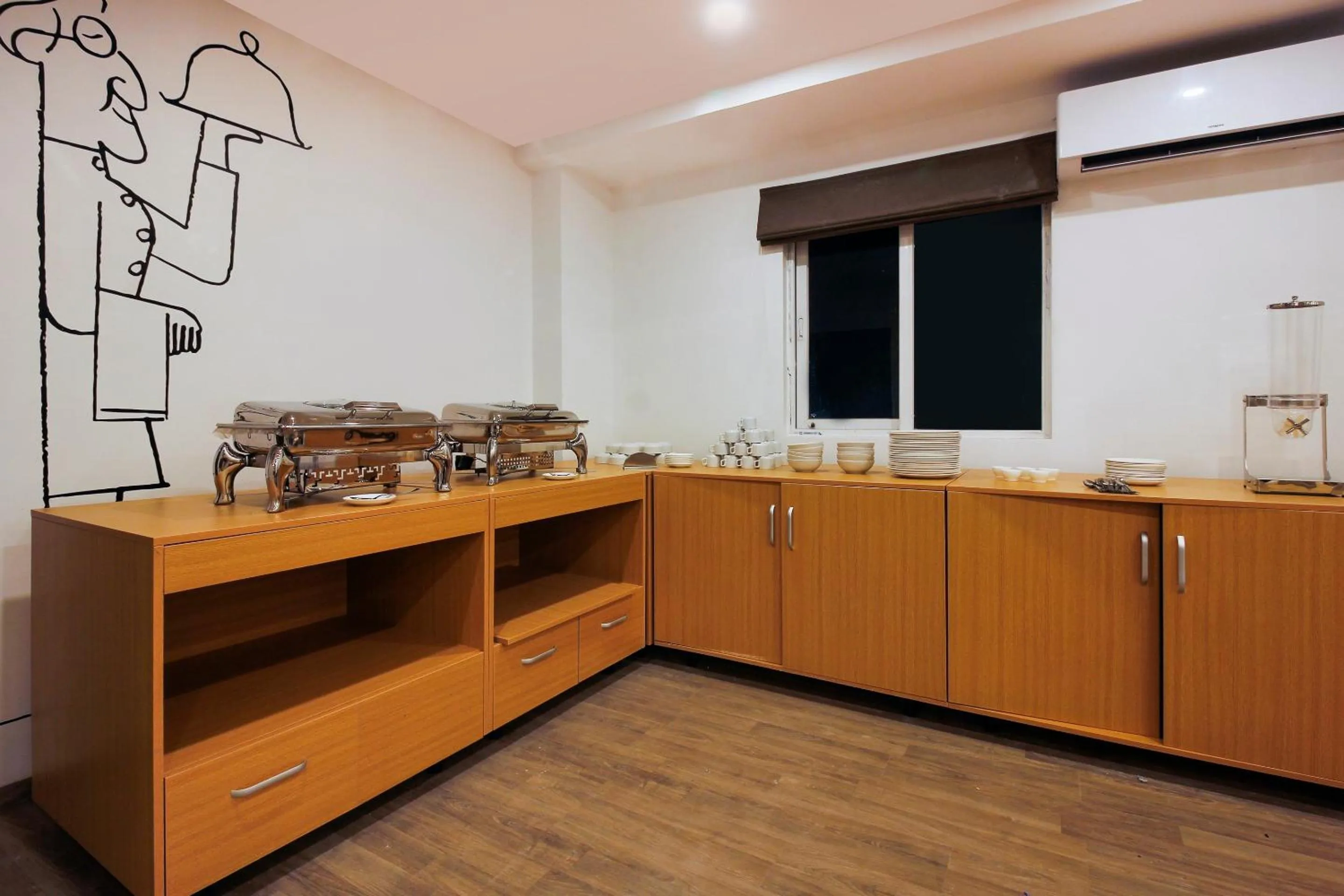 Restaurant/places to eat in Super Townhouse RCC Elite