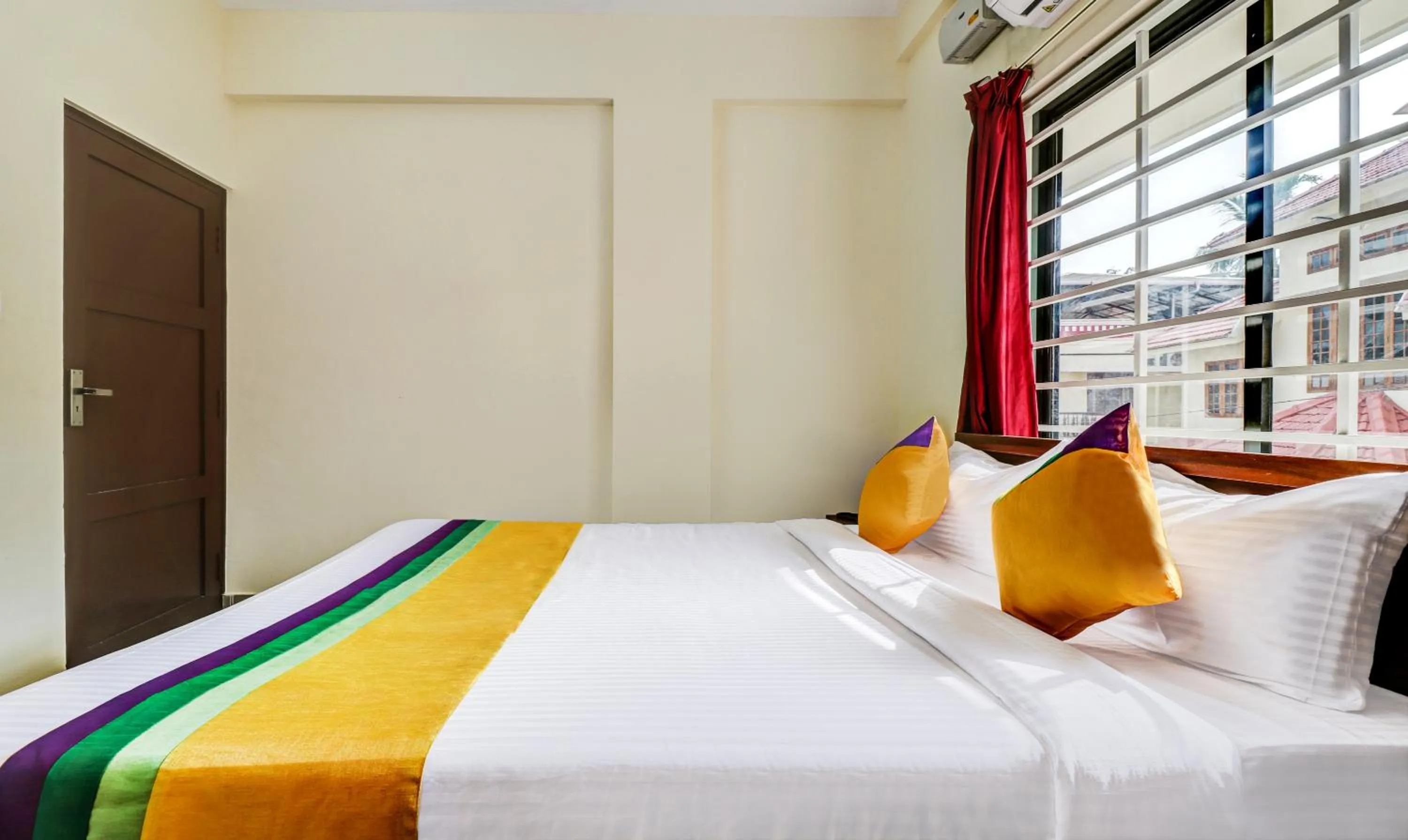 Bedroom, Bed in Itsy Hotels Rain Tulsi Stayz, Palarivattom Junction