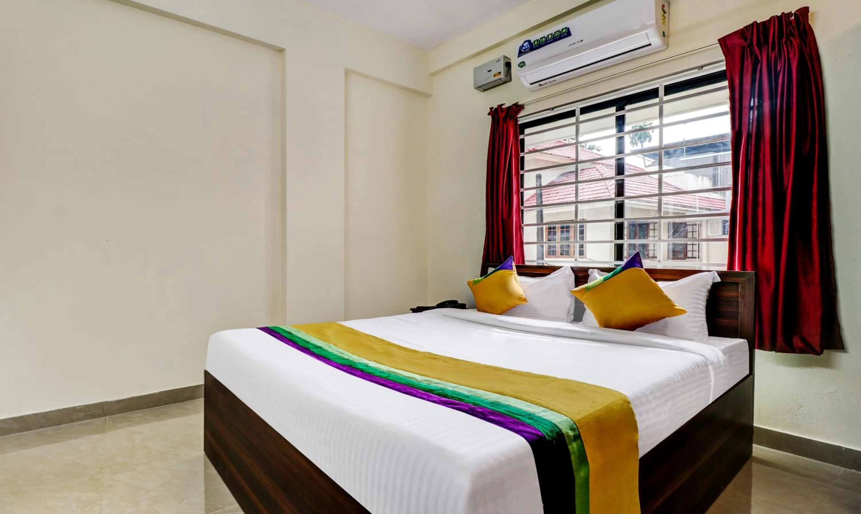 Bedroom, Bed in Itsy Hotels Rain Tulsi Stayz, Palarivattom Junction