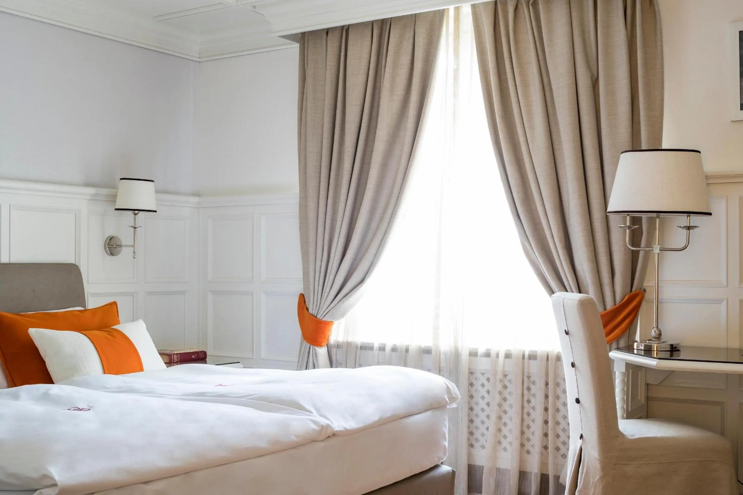 Mountain view, Bed in Grand Hôtel des Alpes