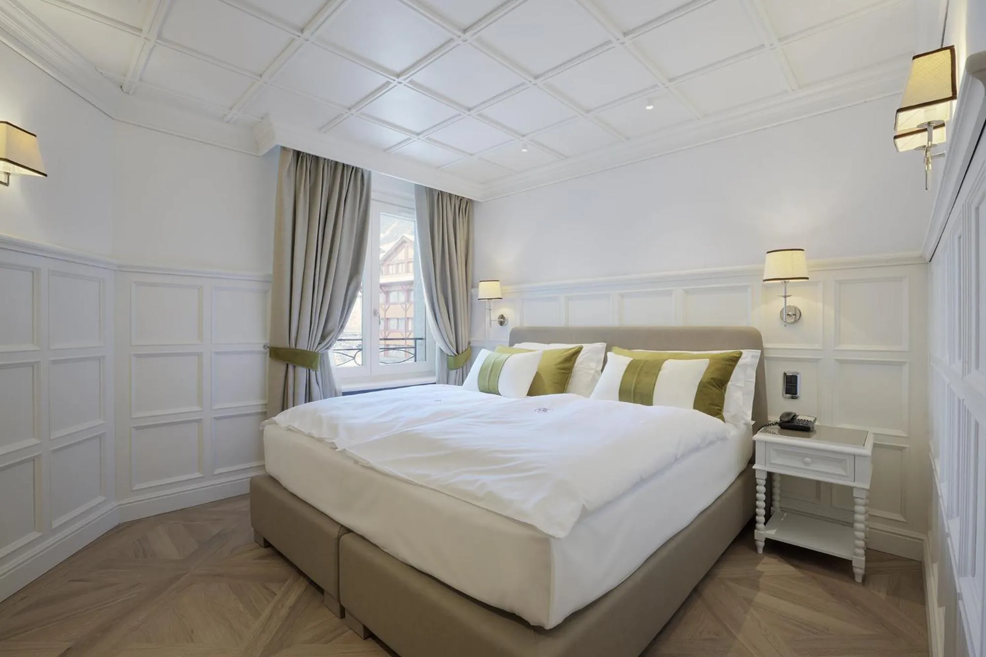 Bedroom, Bed in Grand Hôtel des Alpes