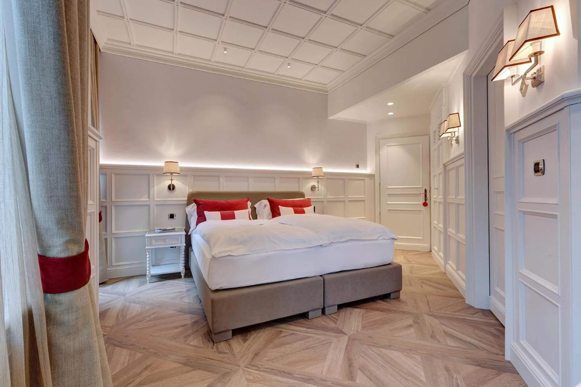 Bedroom, Bed in Grand Hôtel des Alpes