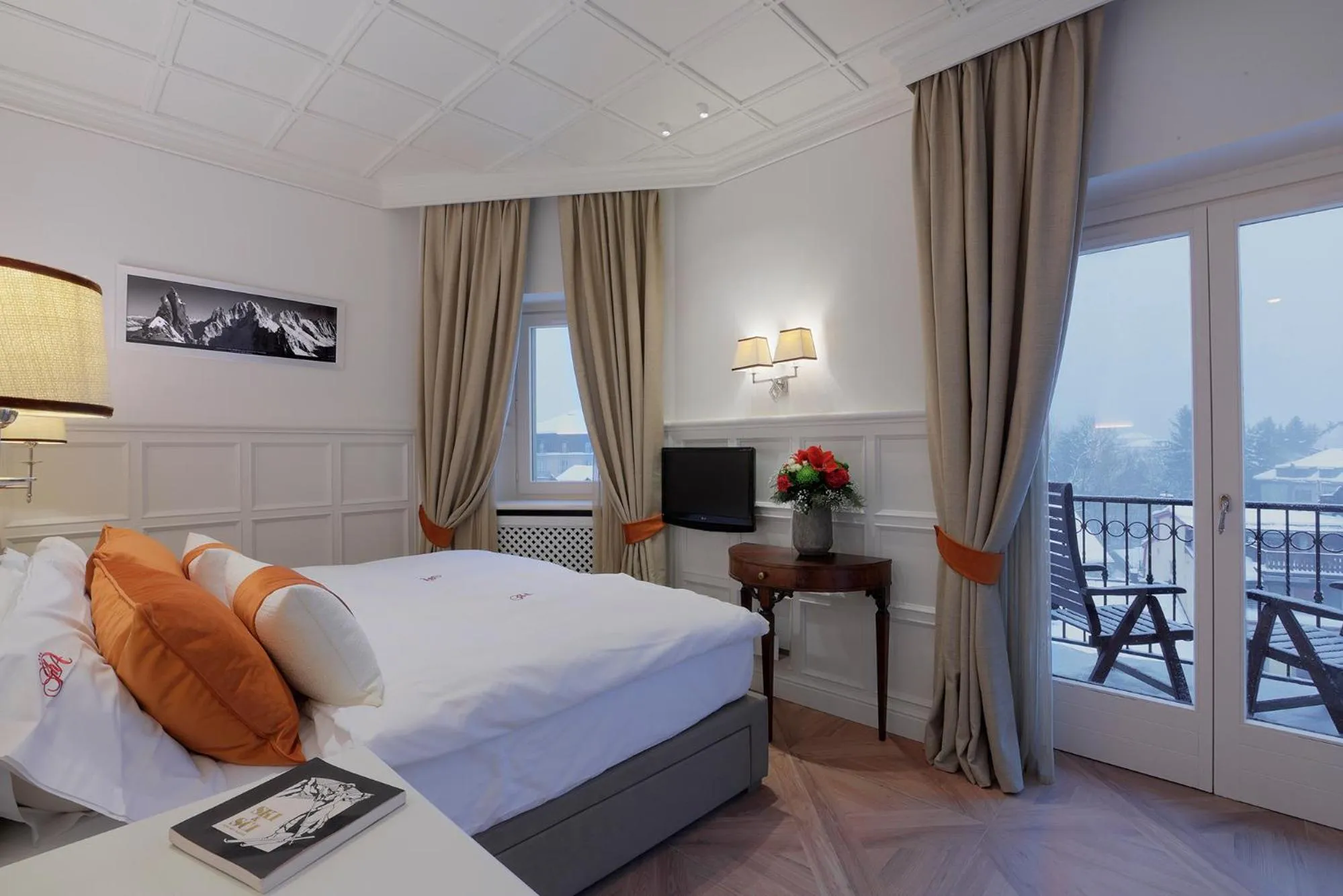 Photo of the whole room, Bed in Grand Hôtel des Alpes