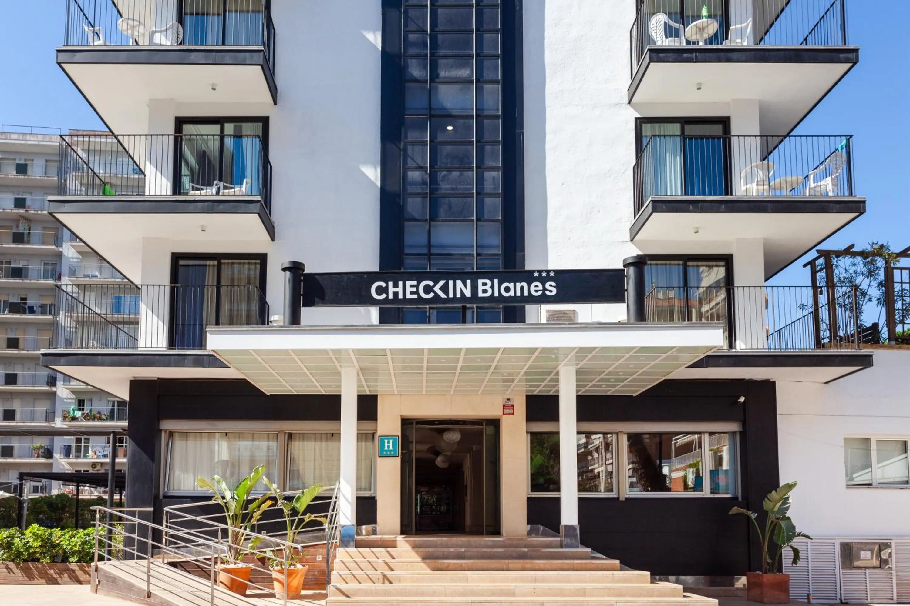 Facade/entrance in Checkin Blanes