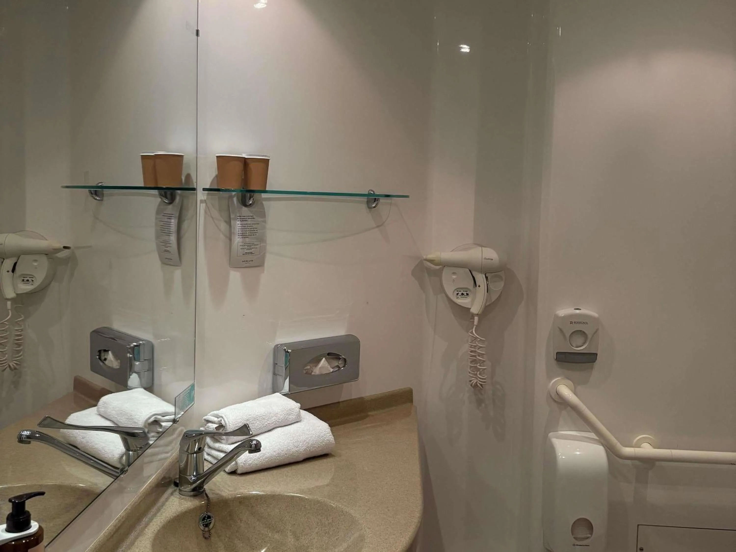 Bedroom in Mercure Angers Centre Gare