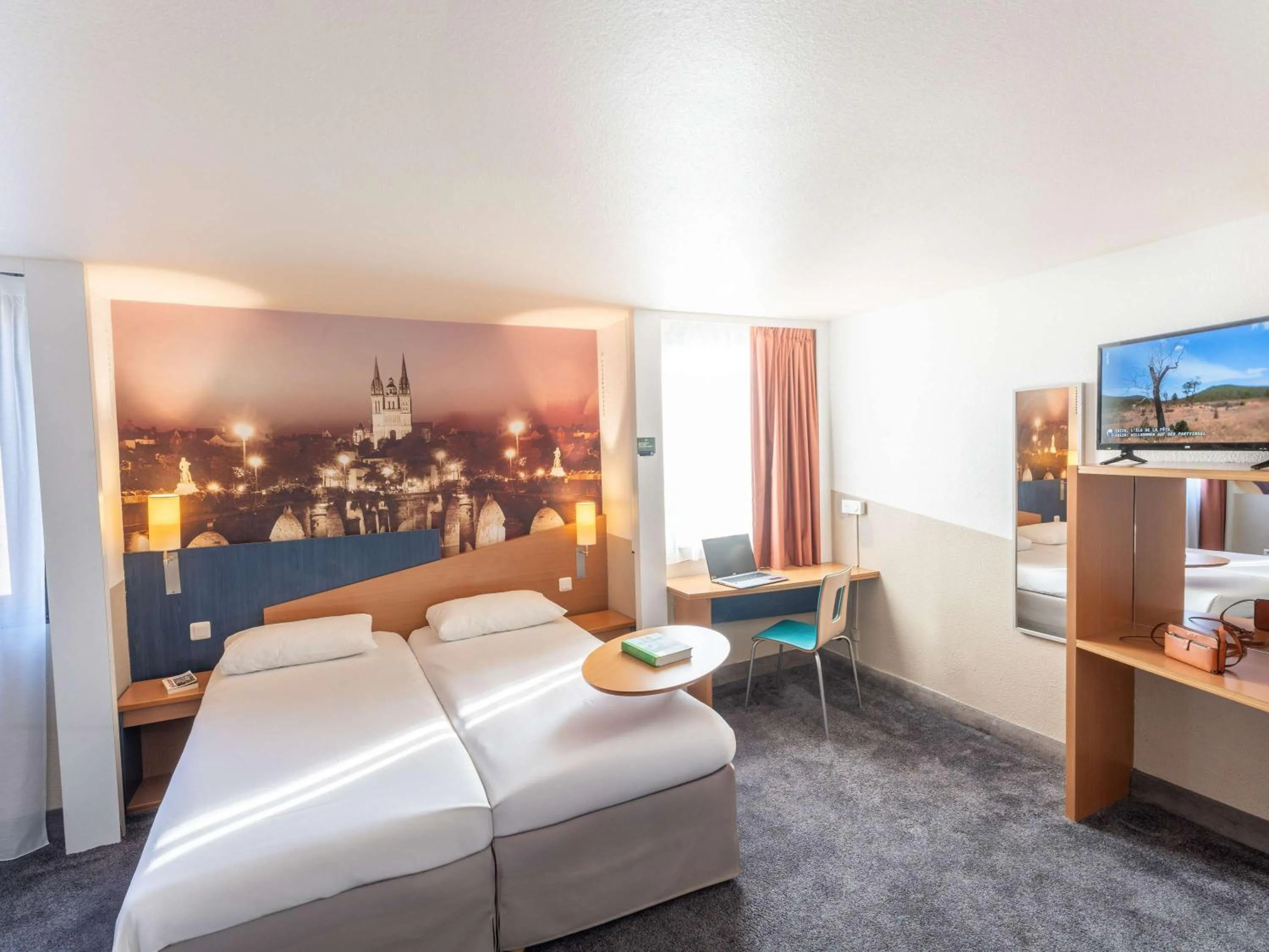 Bedroom, Bed in ibis Styles Angers Centre Gare