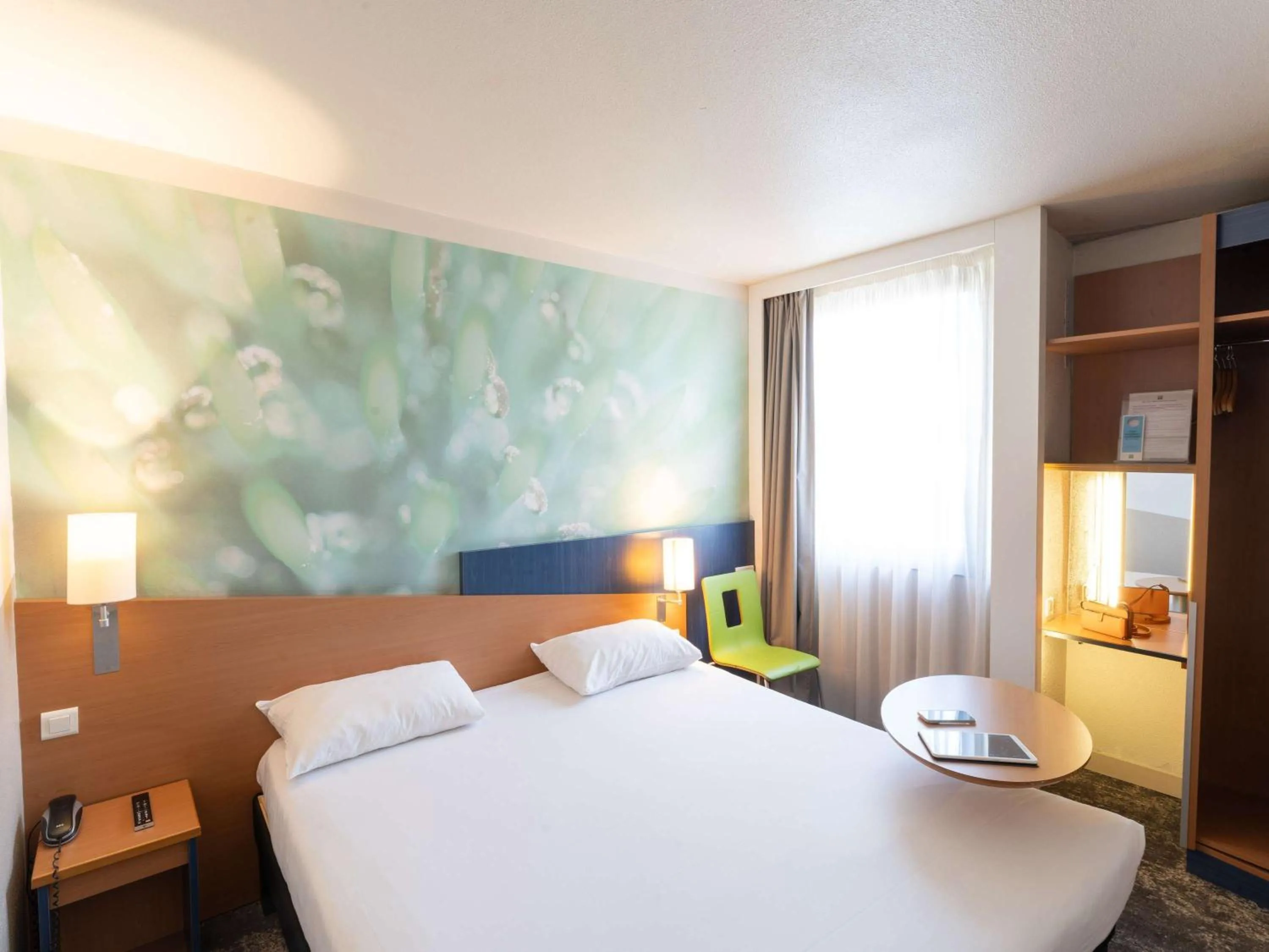 Bedroom, Bed in ibis Styles Angers Centre Gare