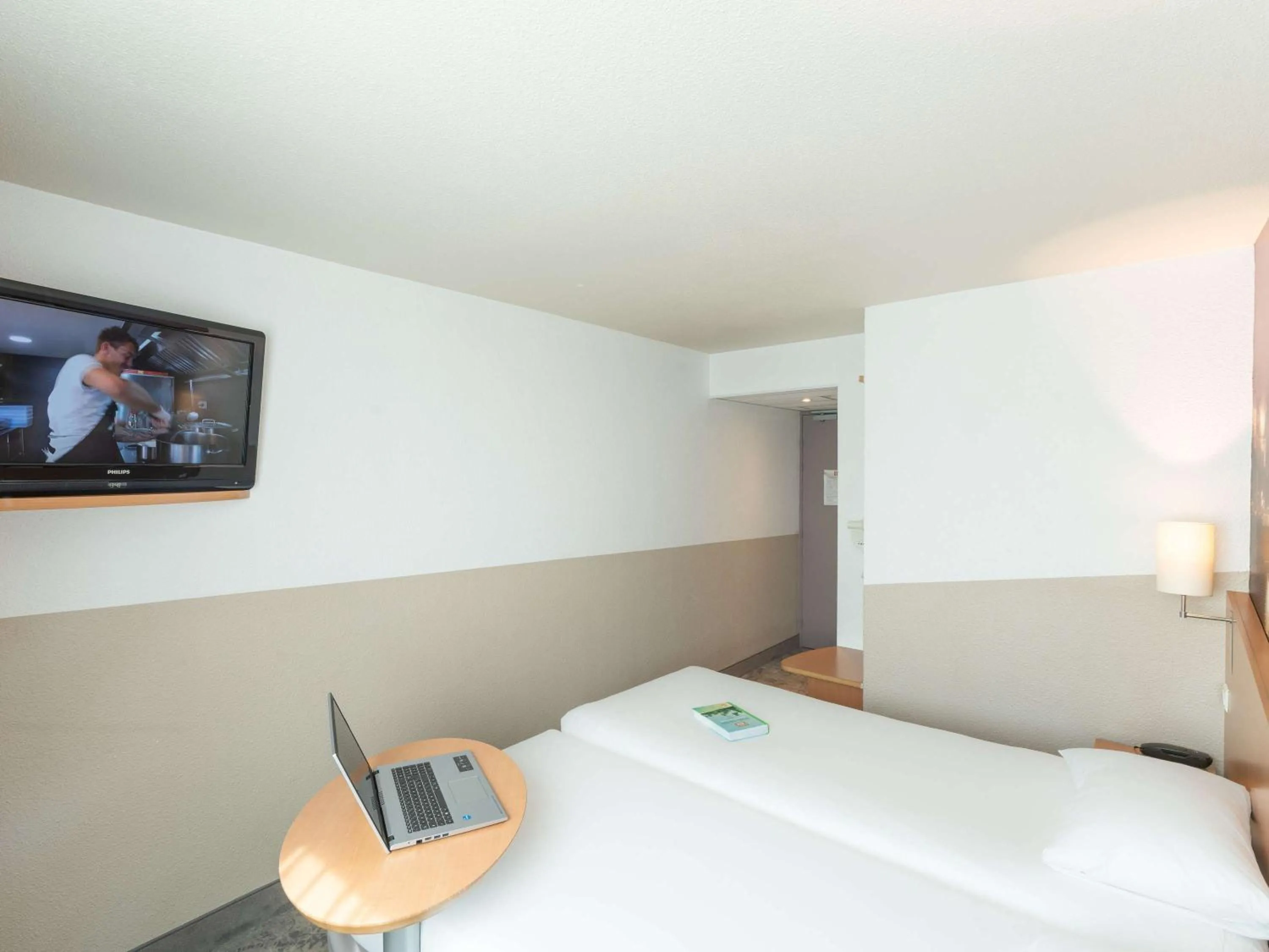 Bedroom, Bed in ibis Styles Angers Centre Gare