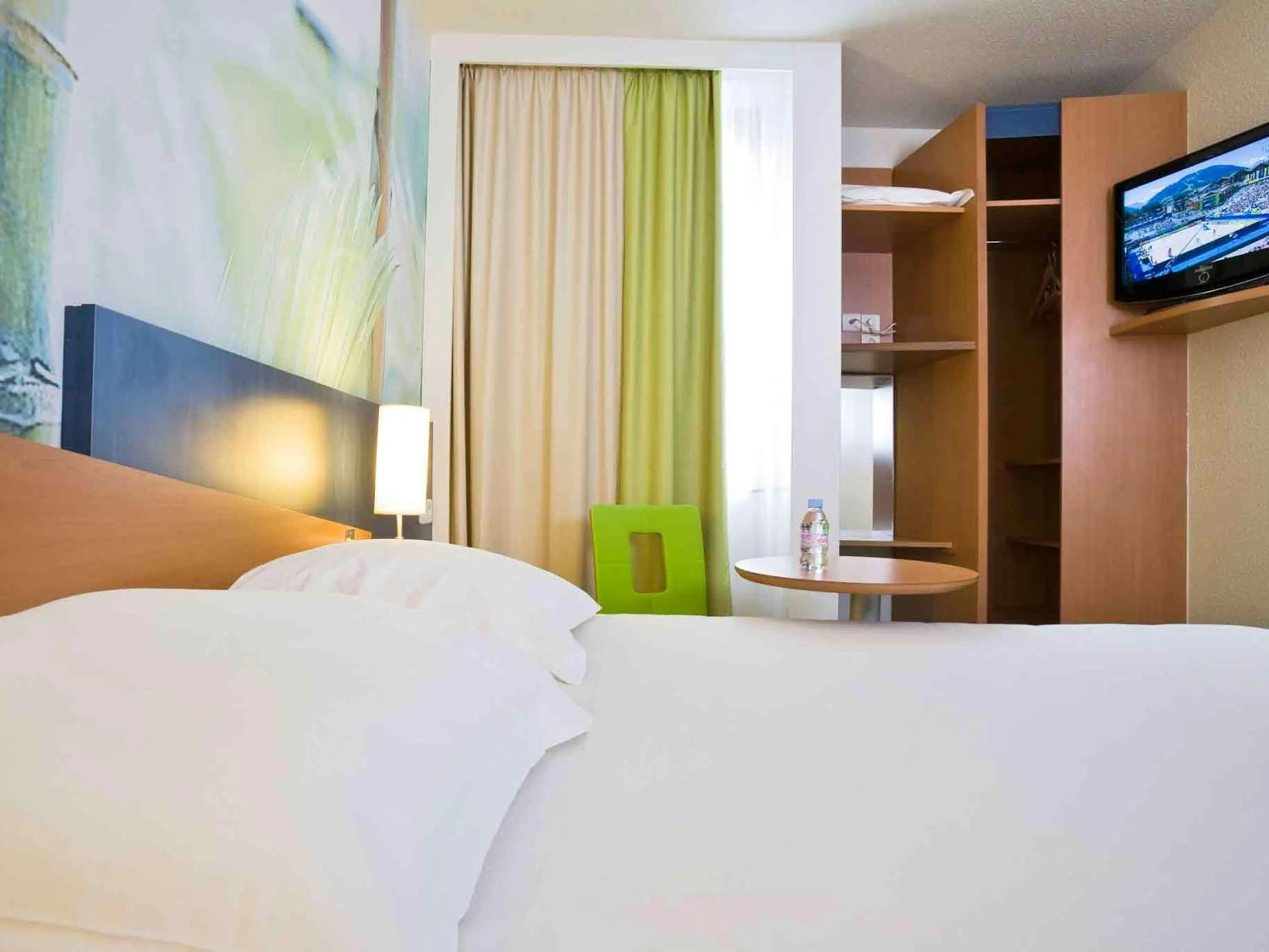 Bedroom, Bed in ibis Styles Angers Centre Gare