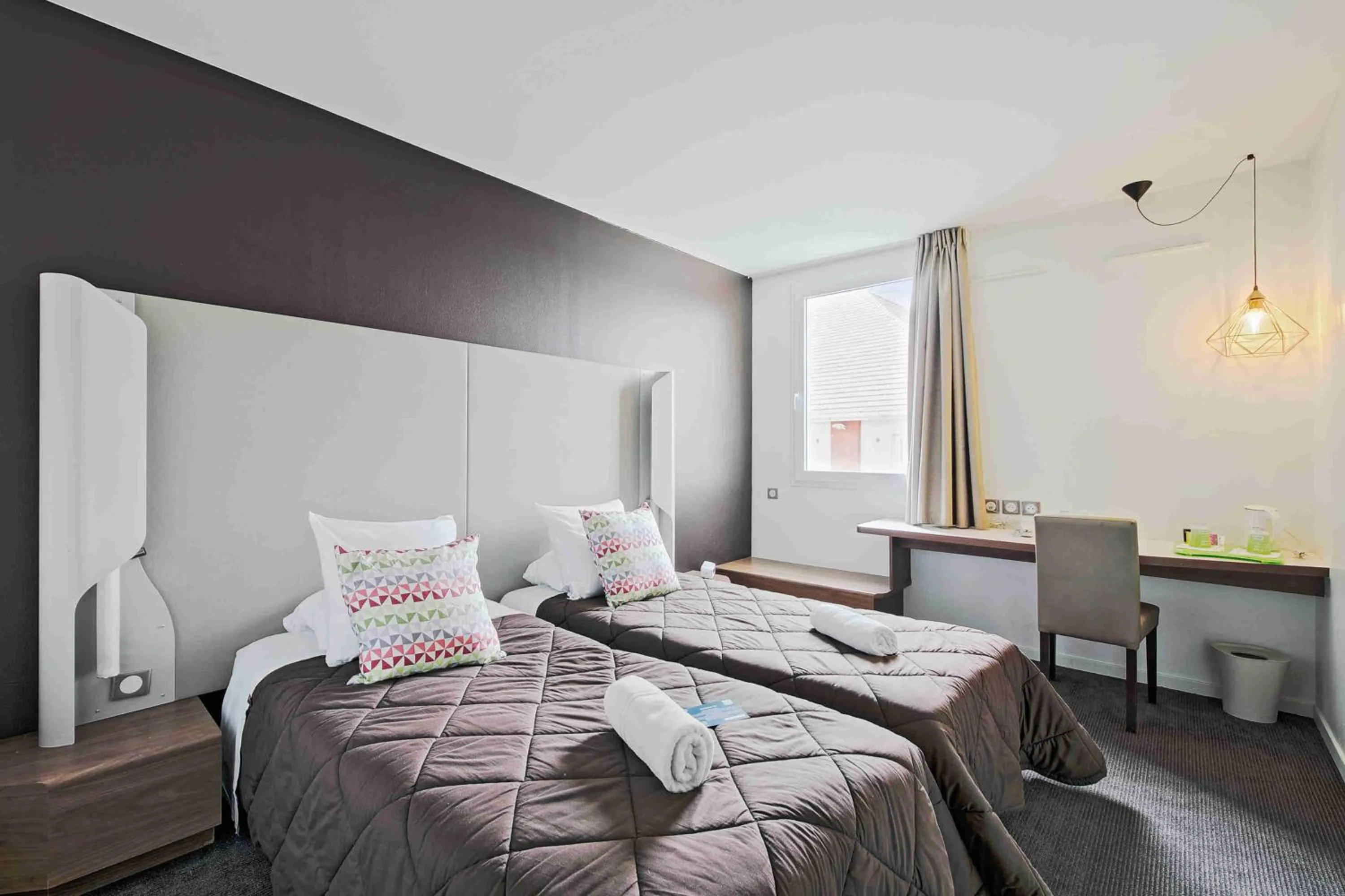 Coffee/tea facilities, Bed in Campanile Roissy - Aéroport CDG - Le Mesnil Amelot