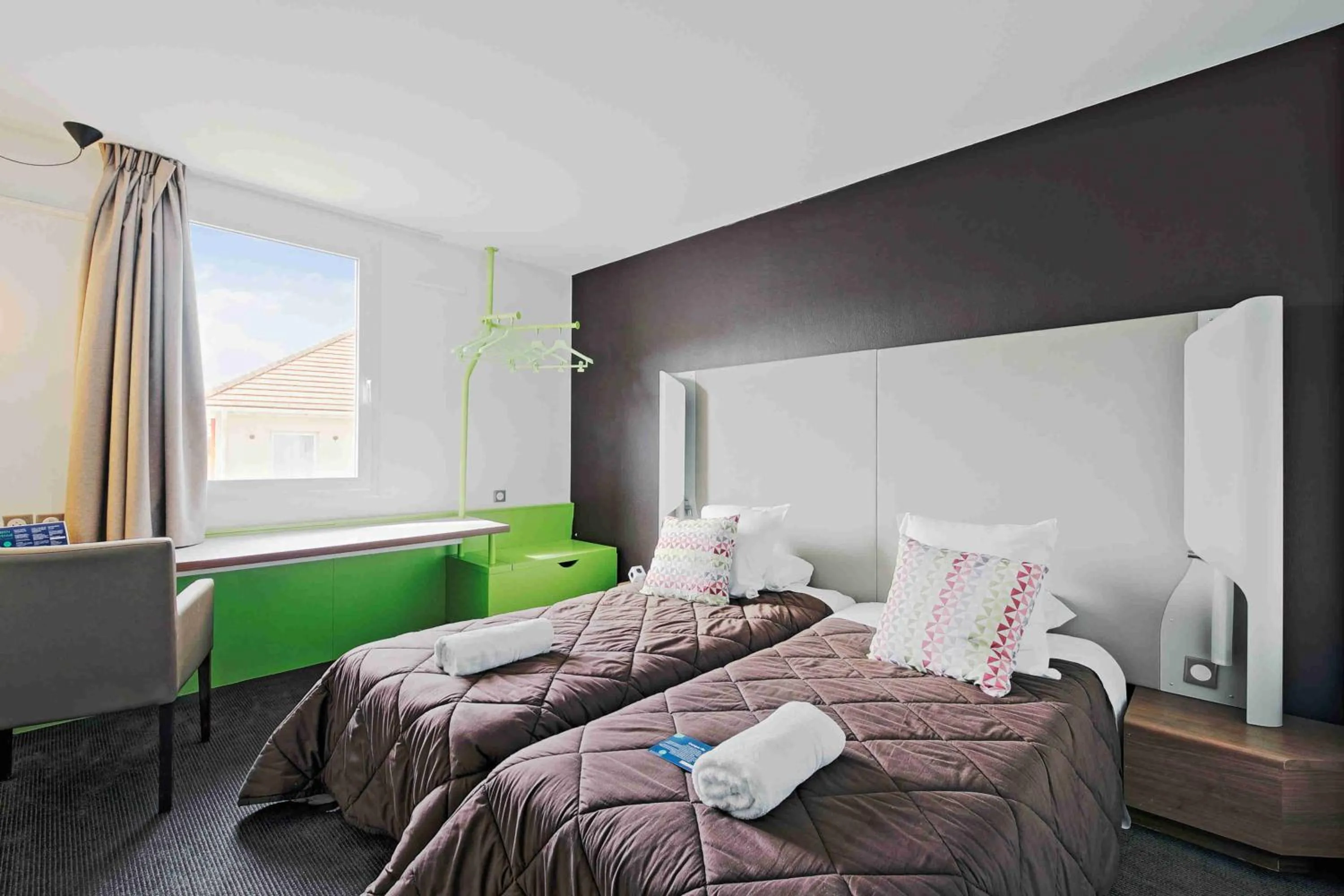 Photo of the whole room, Bed in Campanile Roissy - Aéroport CDG - Le Mesnil Amelot