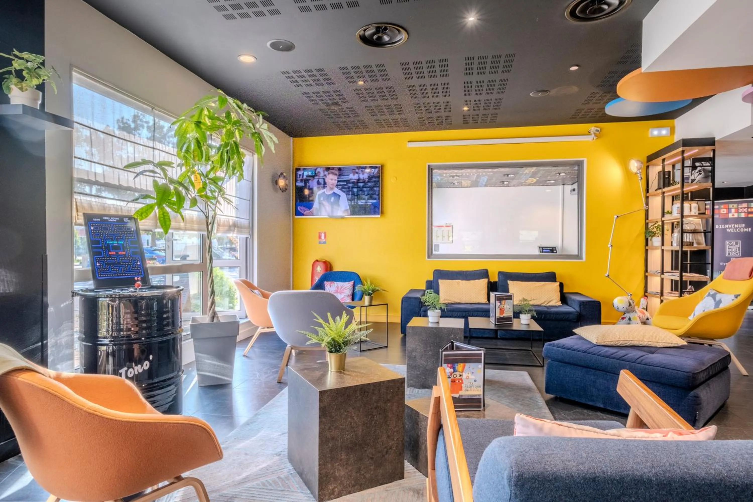 Lobby or reception in Campanile Roissy - Aéroport CDG - Le Mesnil Amelot