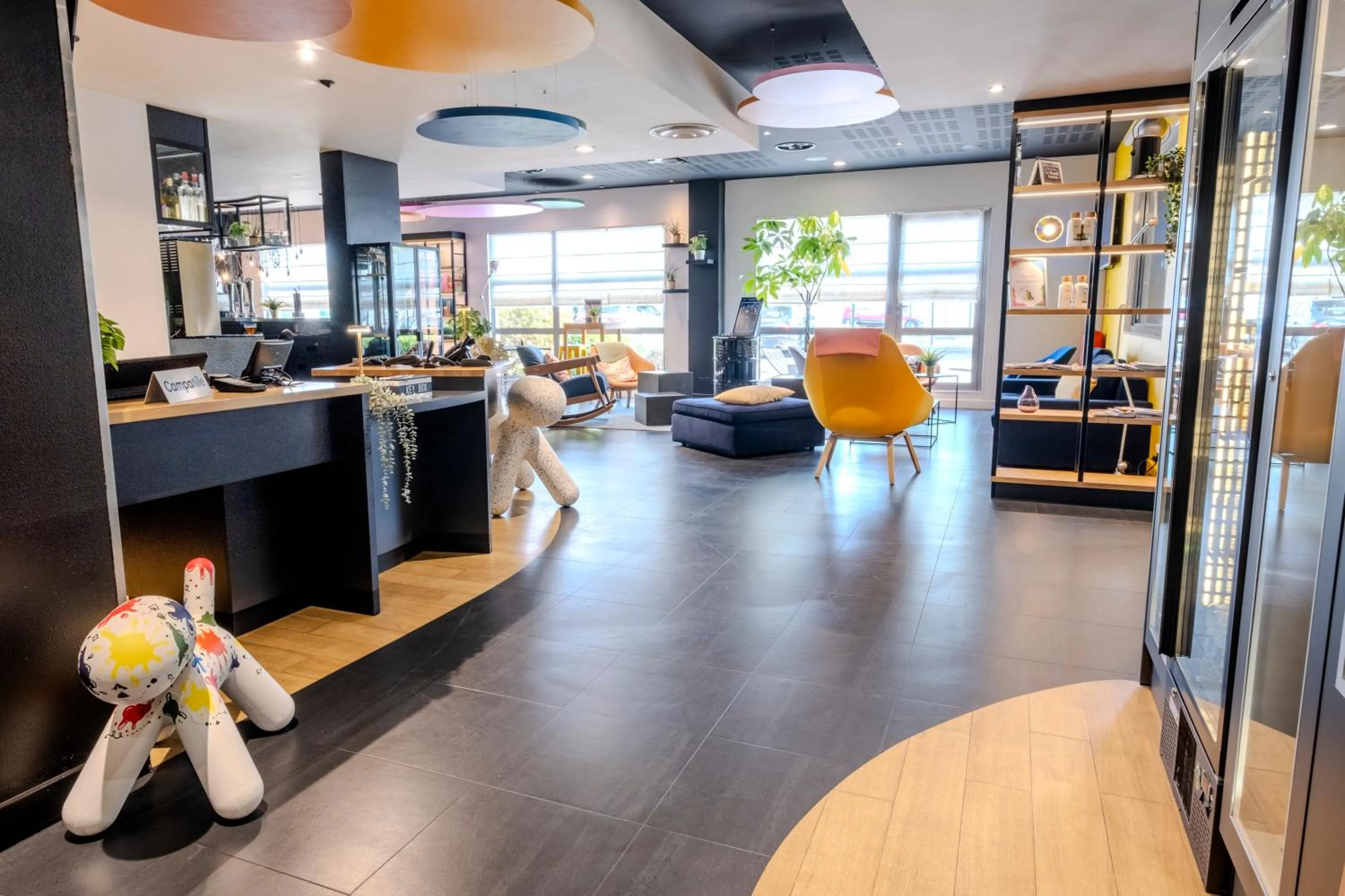 Lobby or reception in Campanile Roissy - Aéroport CDG - Le Mesnil Amelot