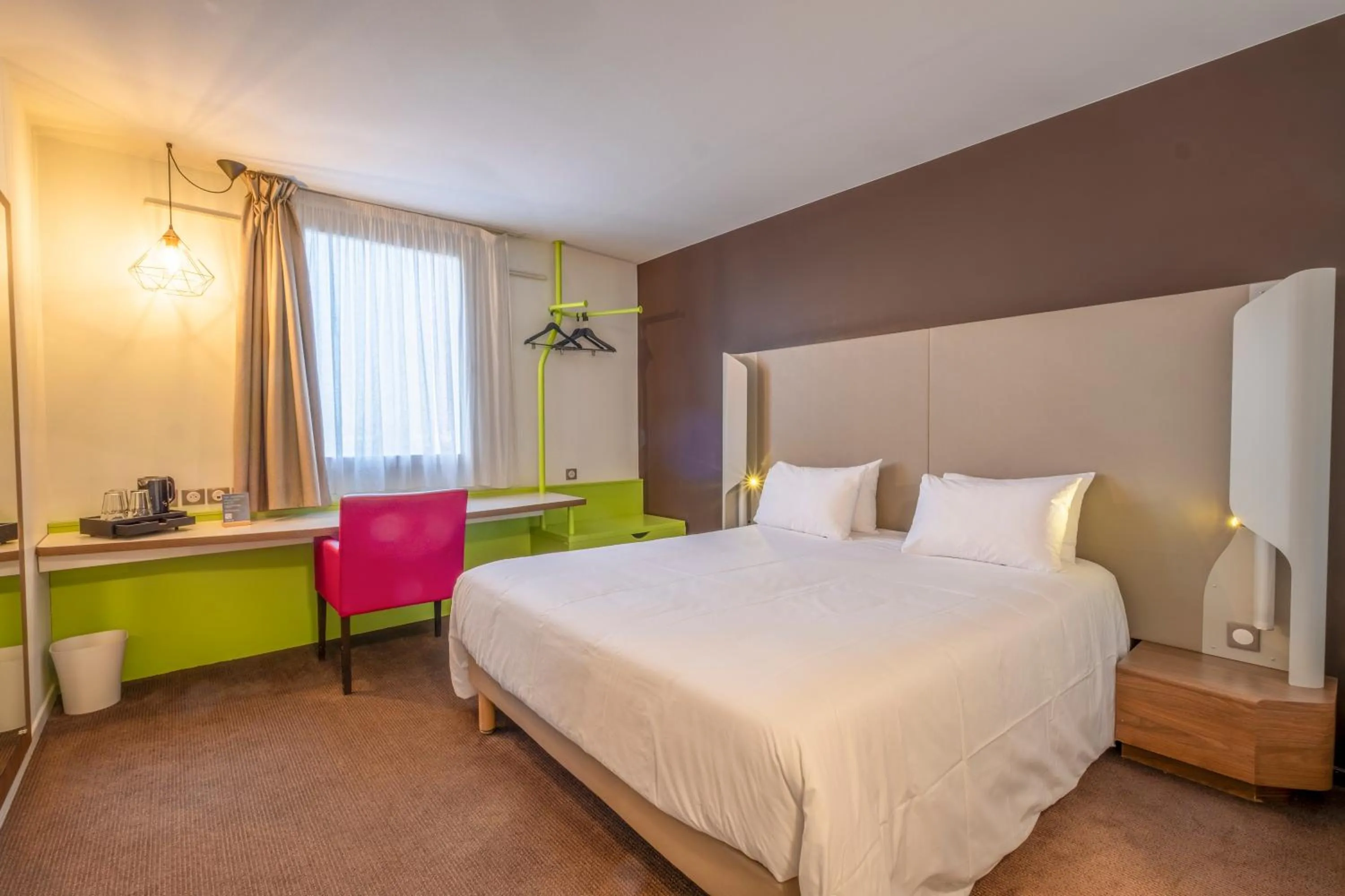 Bedroom, Bed in Campanile Roissy - Aéroport CDG - Le Mesnil Amelot