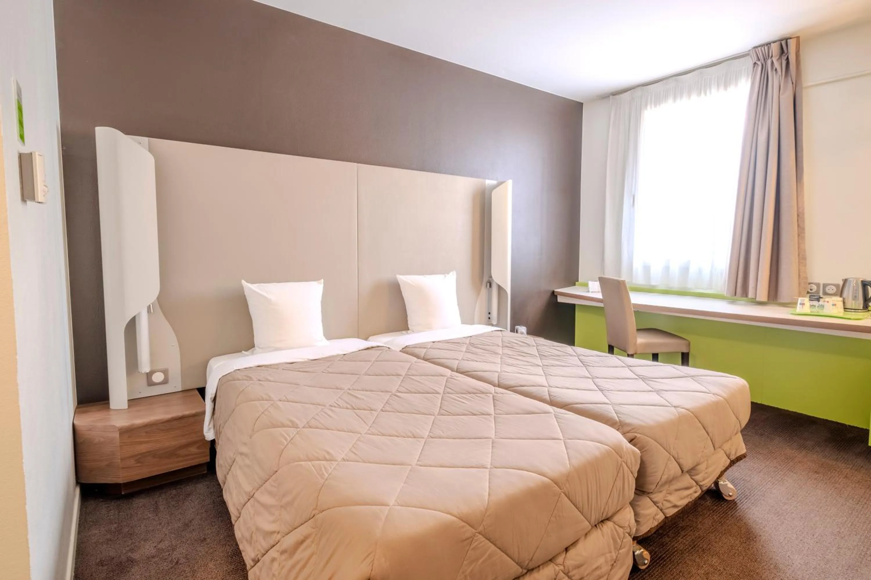 Photo of the whole room, Bed in Campanile Roissy - Aéroport CDG - Le Mesnil Amelot