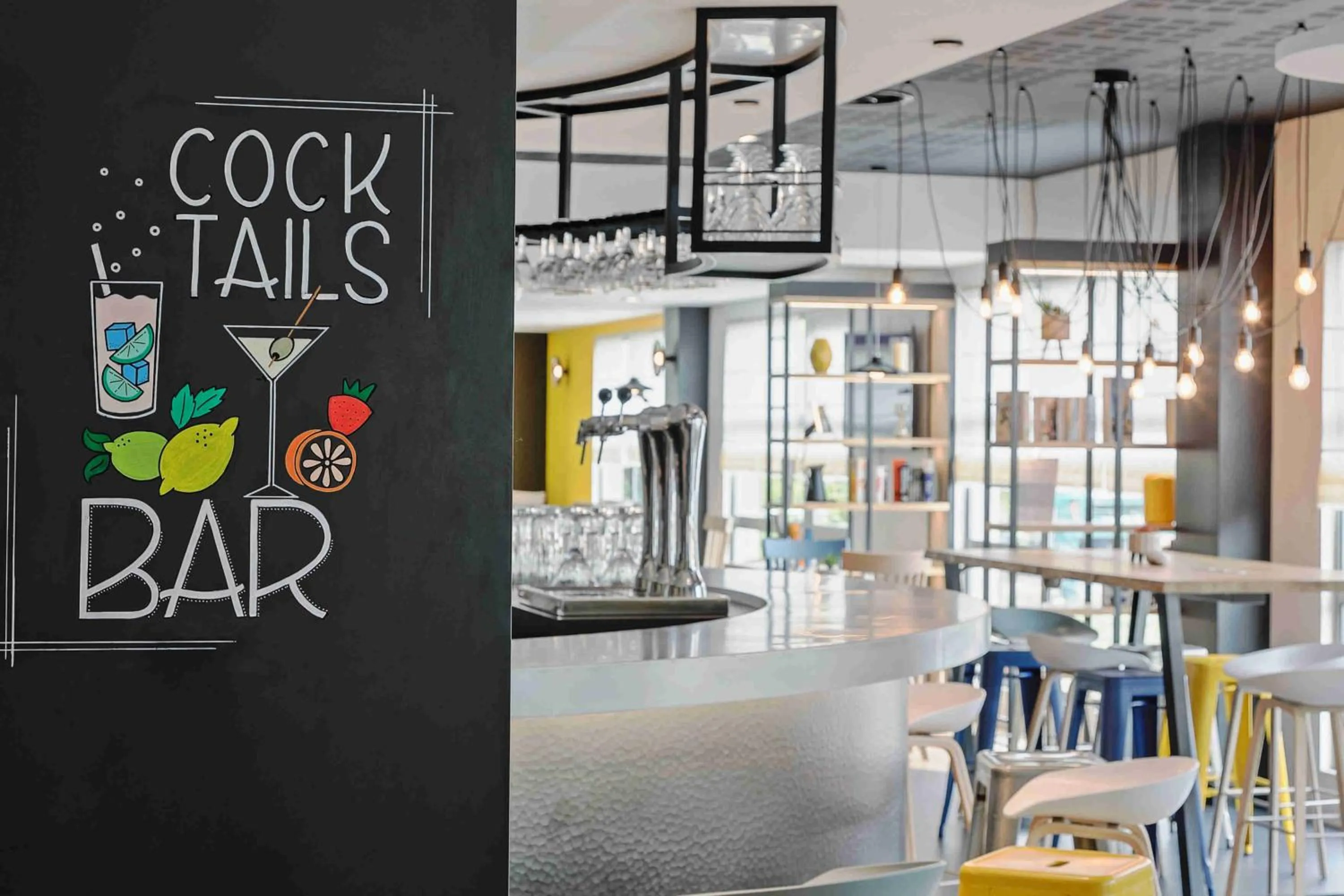 Lounge or bar in Campanile Roissy - Aéroport CDG - Le Mesnil Amelot