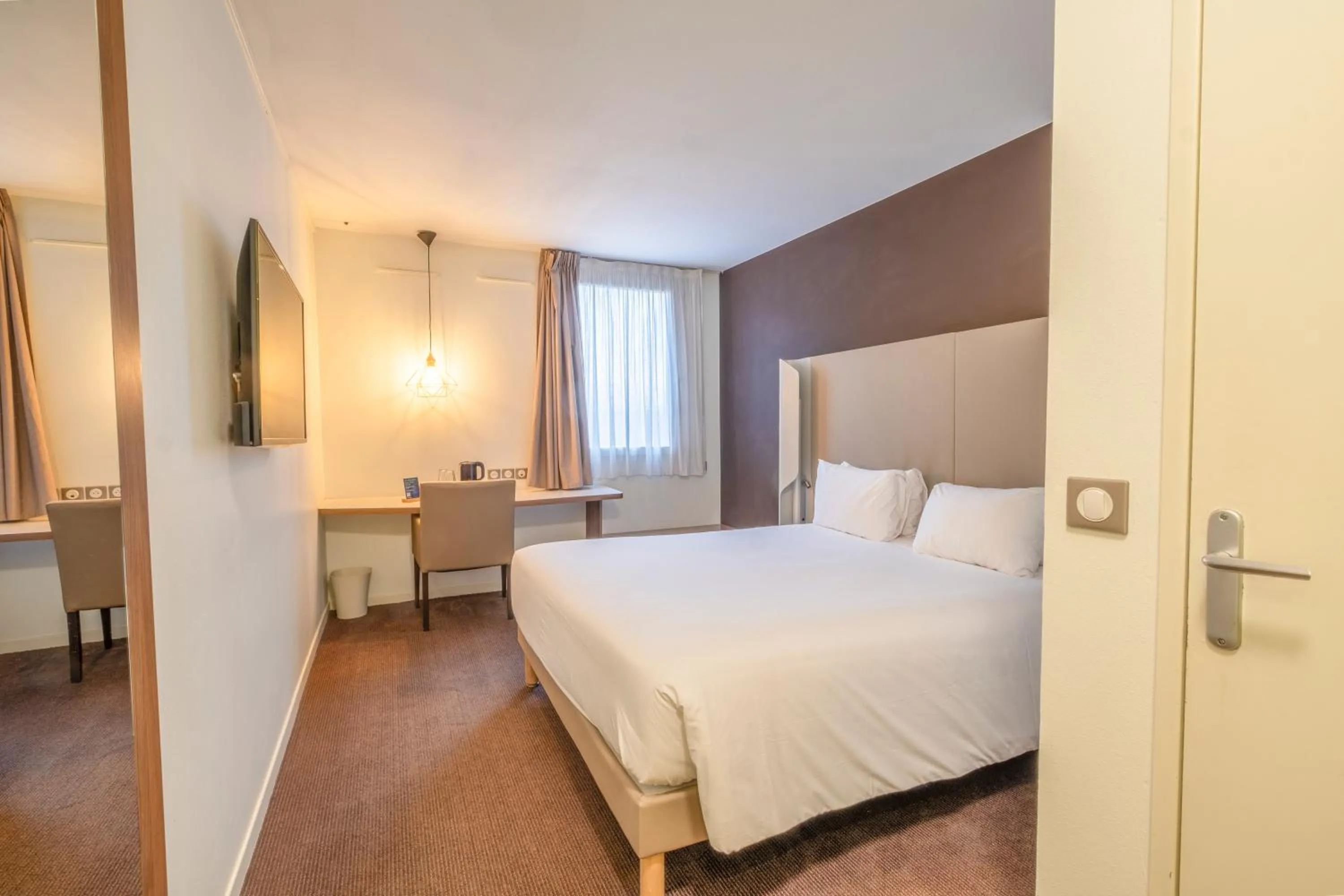 Bedroom, Bed in Campanile Roissy - Aéroport CDG - Le Mesnil Amelot