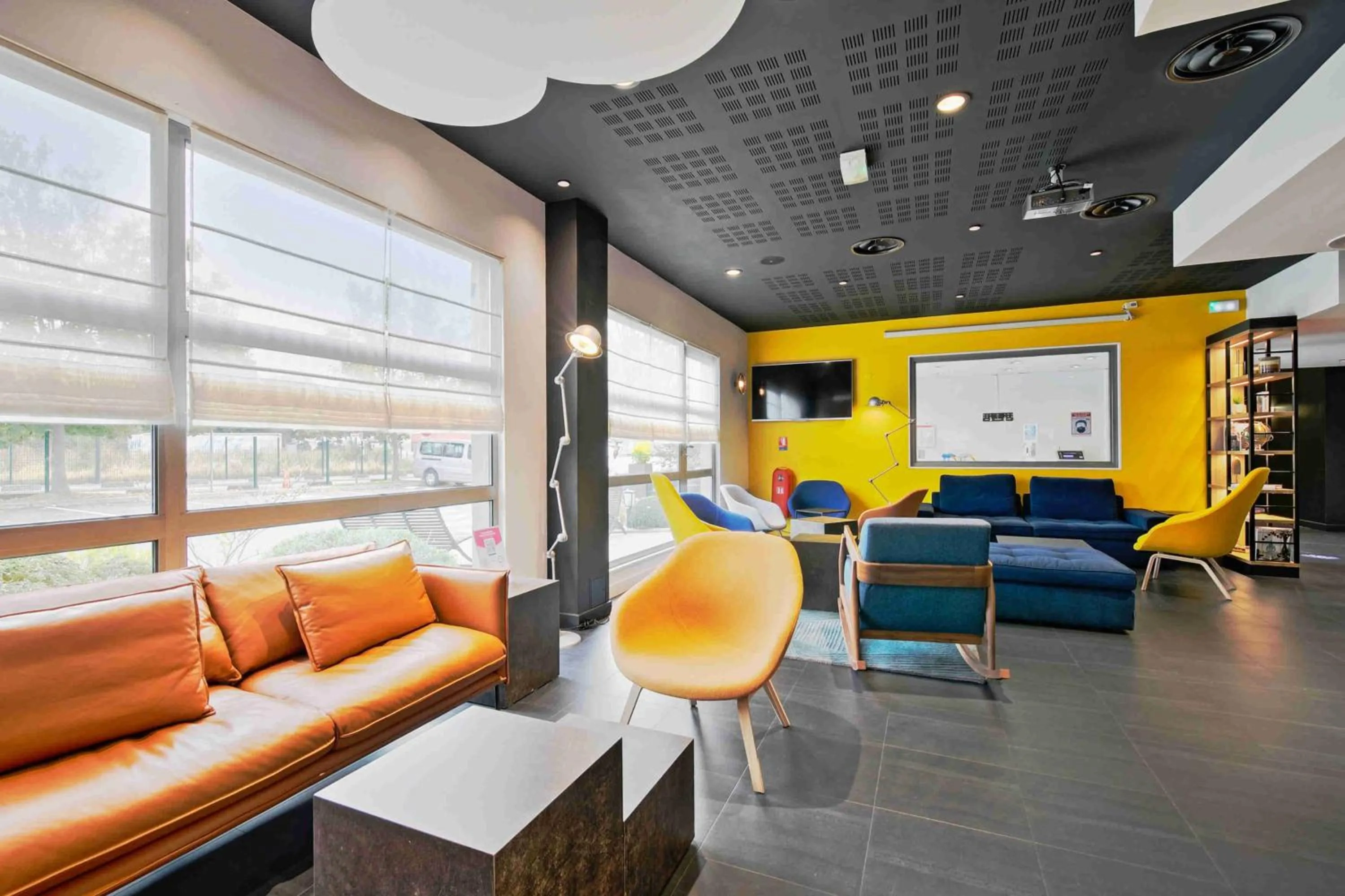 Communal lounge/ TV room in Campanile Roissy - Aéroport CDG - Le Mesnil Amelot