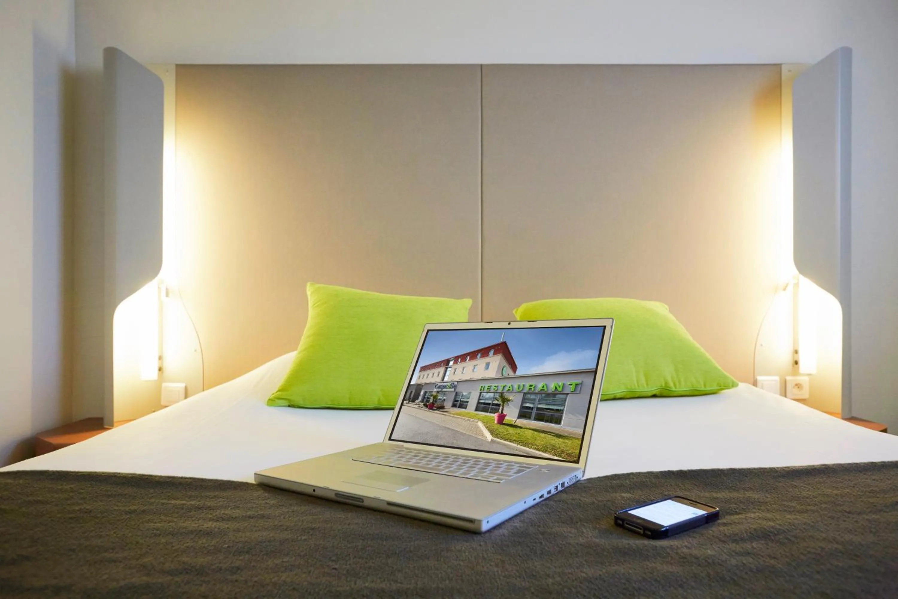 Bedroom, Bed in Campanile Roissy - Aéroport CDG - Le Mesnil Amelot