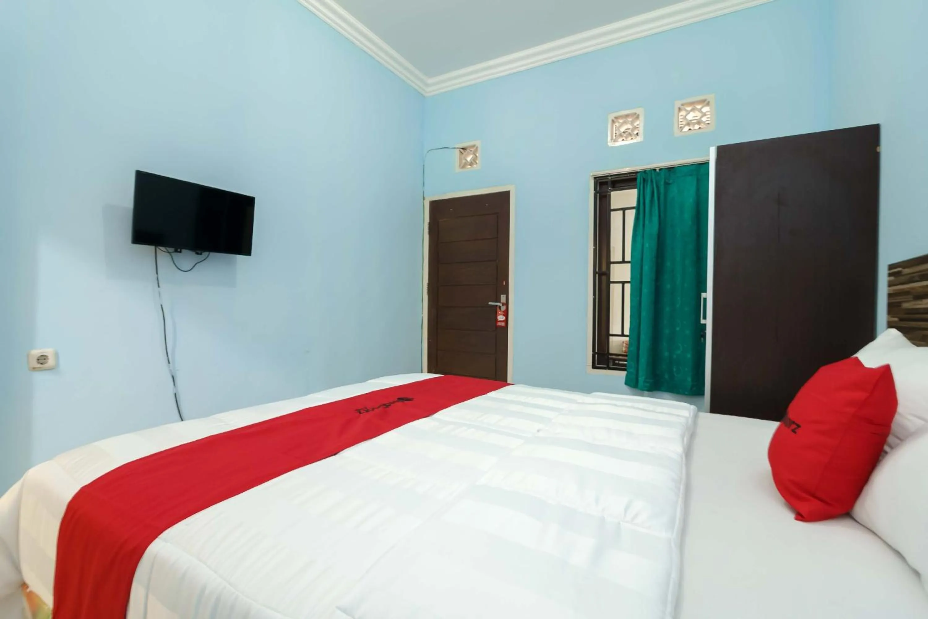 Bedroom, Bed in RedDoorz Syariah @ Mora Garden Bungo