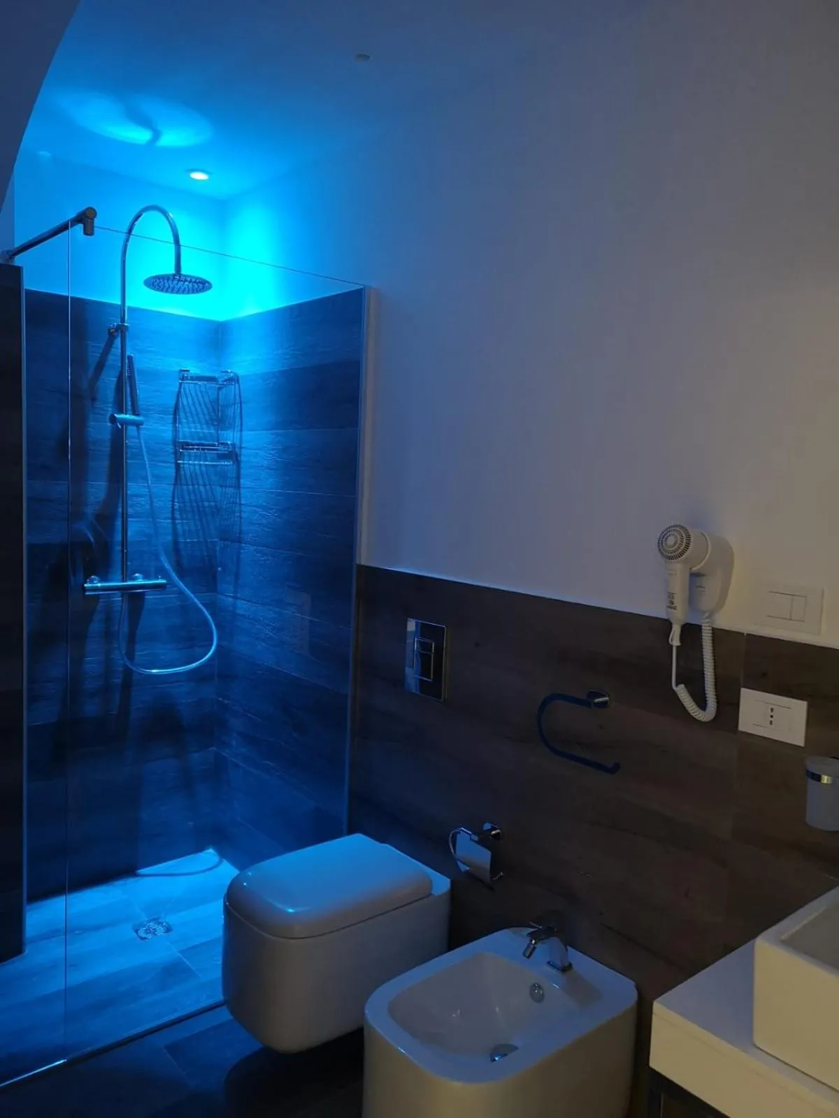 Shower in Luxmarì Hotel & Spa