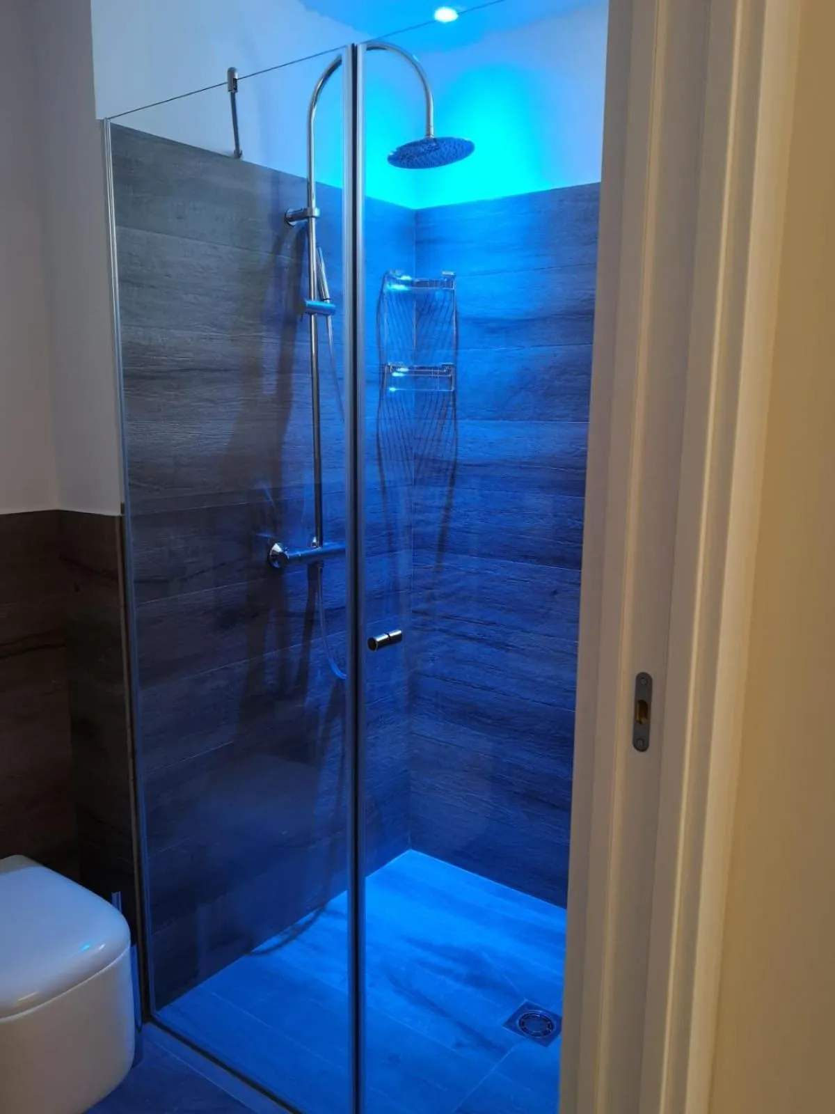 Shower in Luxmarì Hotel & Spa