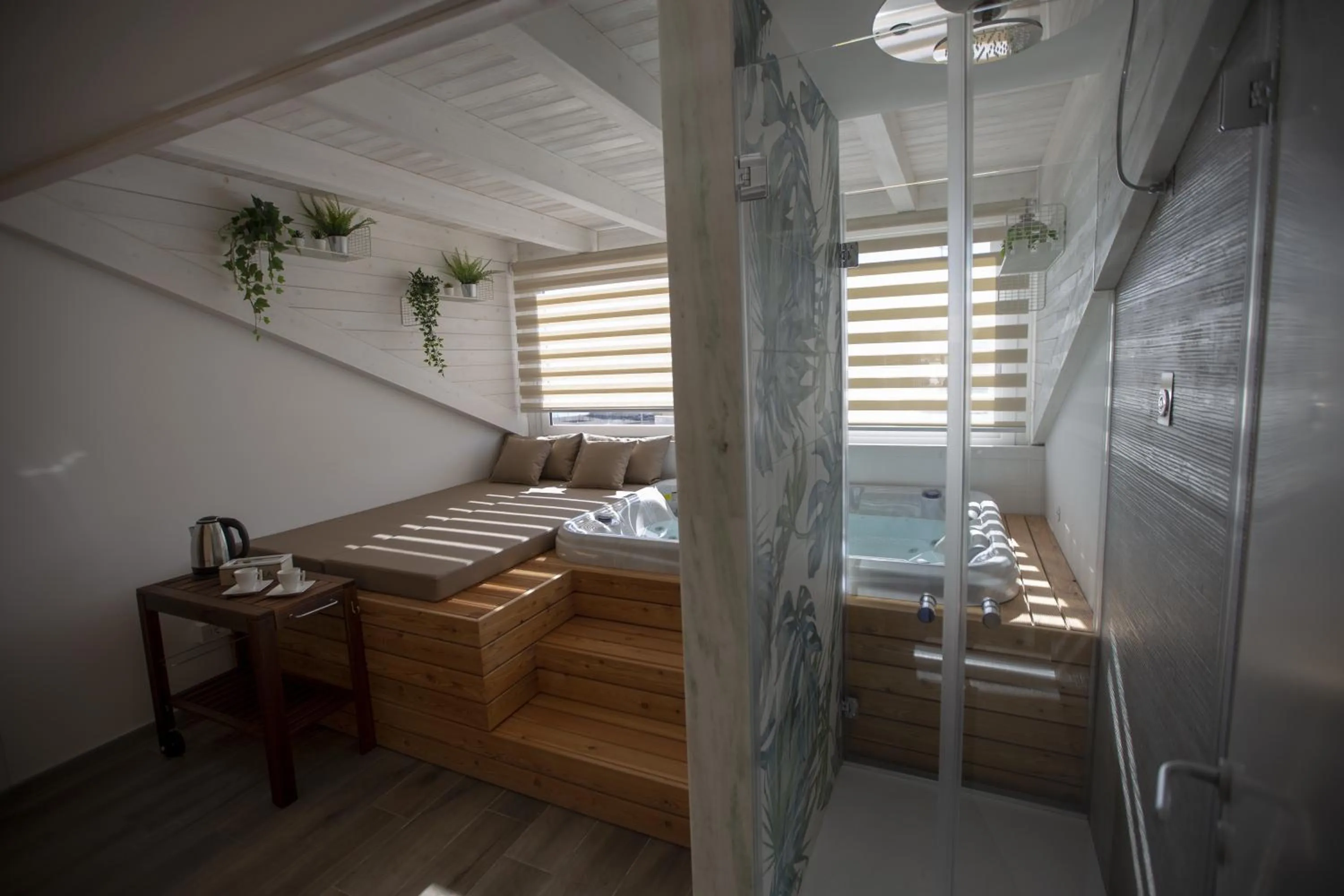 Hot Tub, Bed in Luxmarì Hotel & Spa